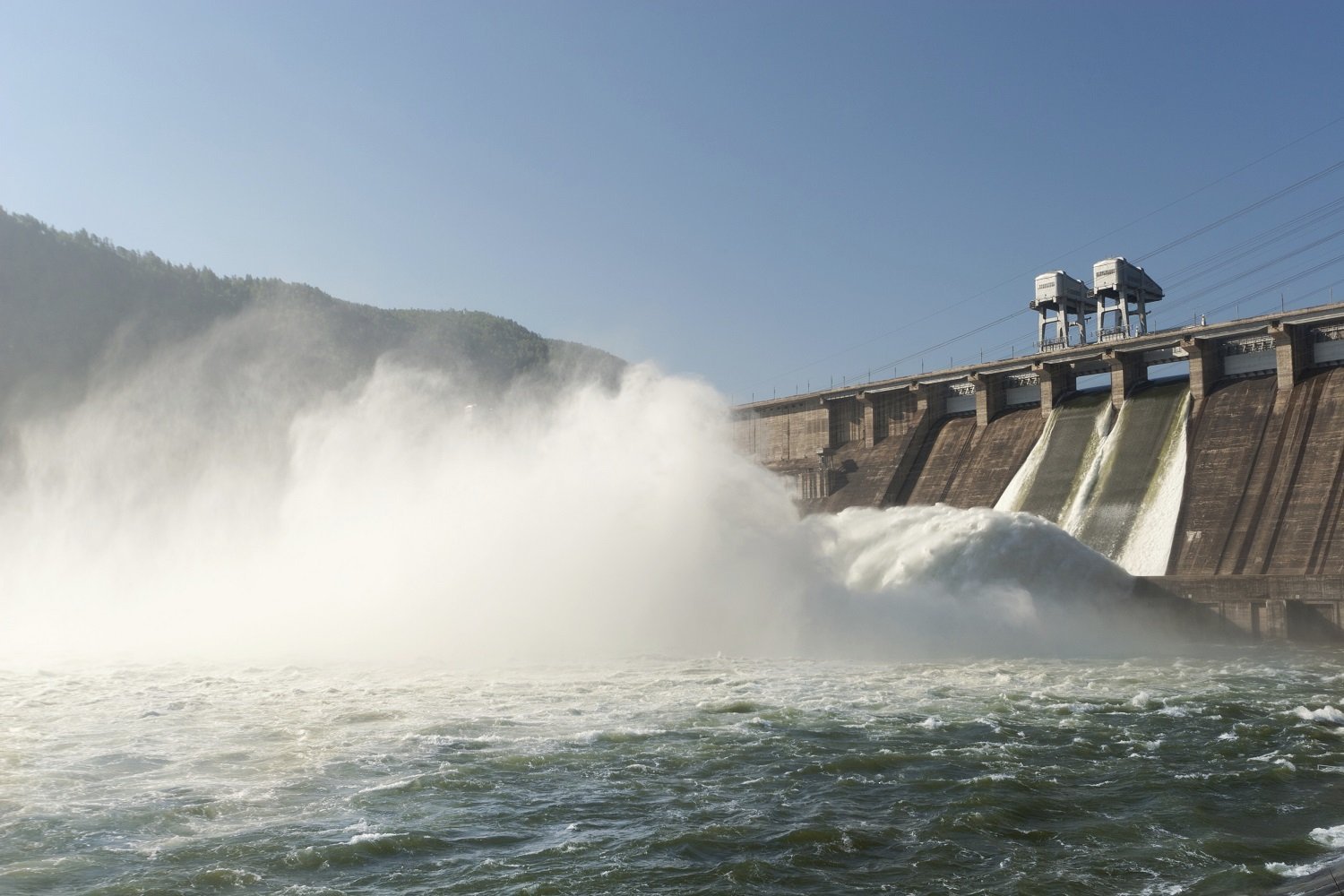 Энергия воды в реке. Плотина Зейской ГЭС. Гидроэнергия гидроэлектростанция. Гидроэнергия и энергия воды. Зейская ГЭС внутри плотины.