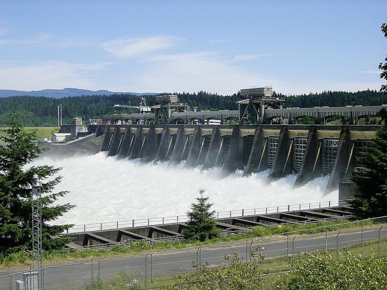 Энергия воды в реке. Гидроэнергия гидроэлектростанция. ГЭС Омск. Шикапа ГЭС. ГЭС вода энергия.