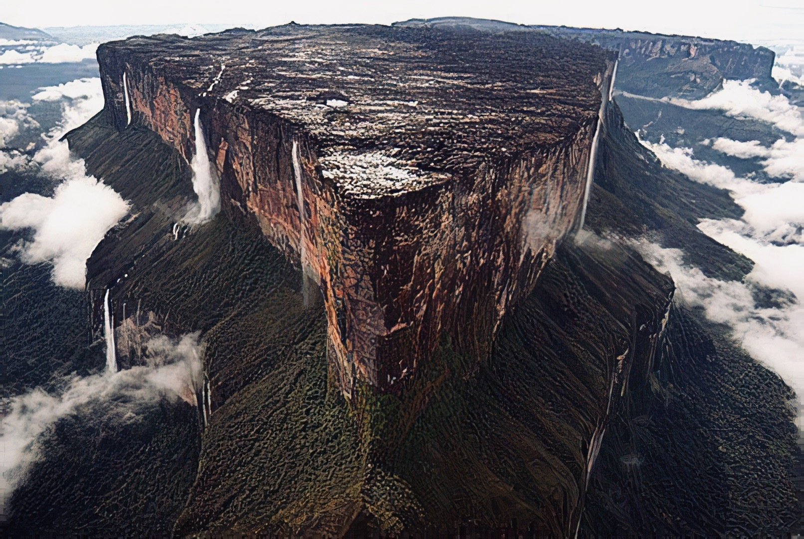 Водопад на гвианском плоскогорье. Столовая гора Рорайма. Столовая гора Рорайма в Венесуэле. Скала Рорайма Венесуэла. Плато Рорайма Затерянный мир.