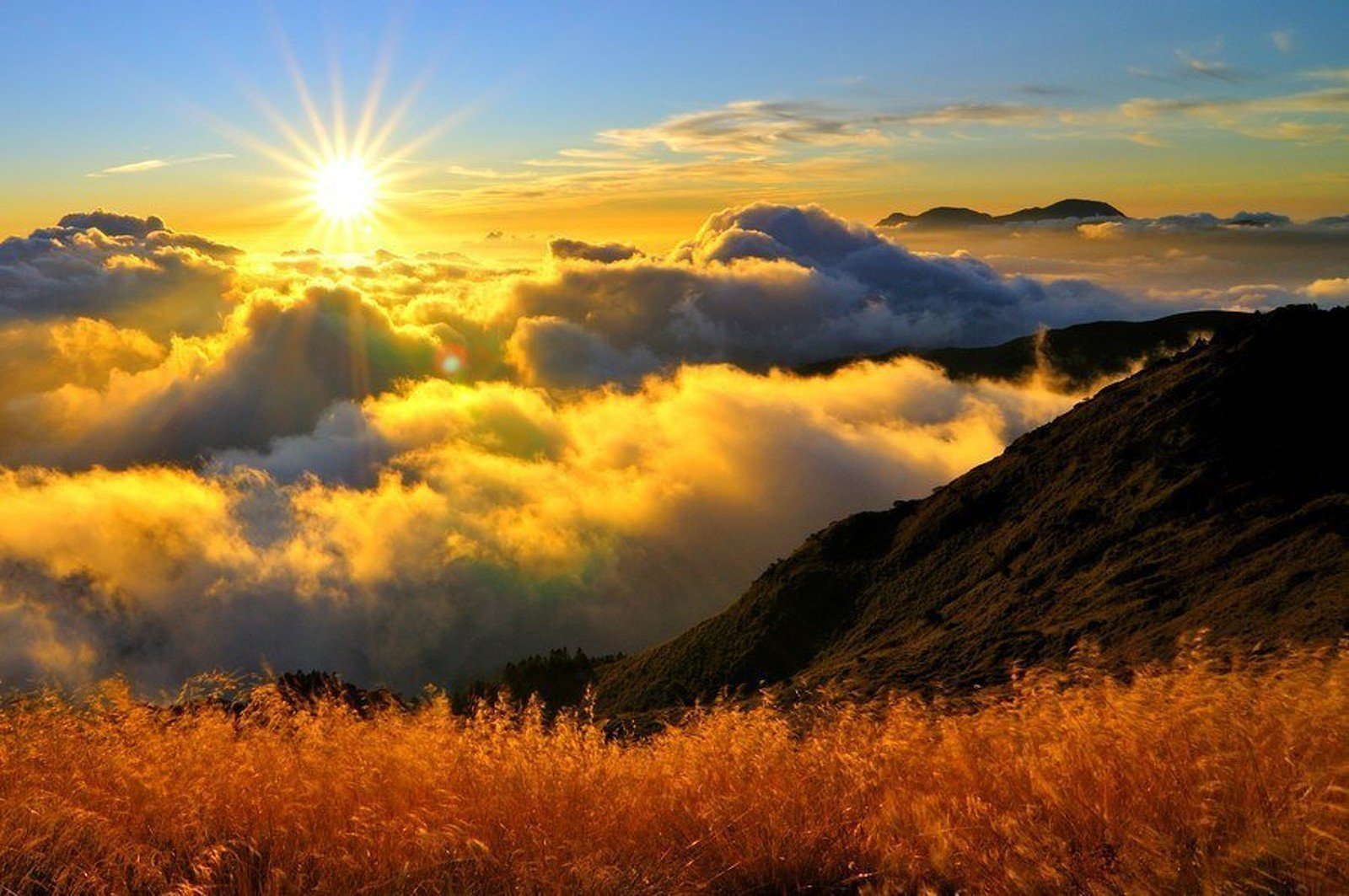 Фото солнце россия. Рассвет в горах. Горы солнце. Красивый рассвет. Природа солнце.