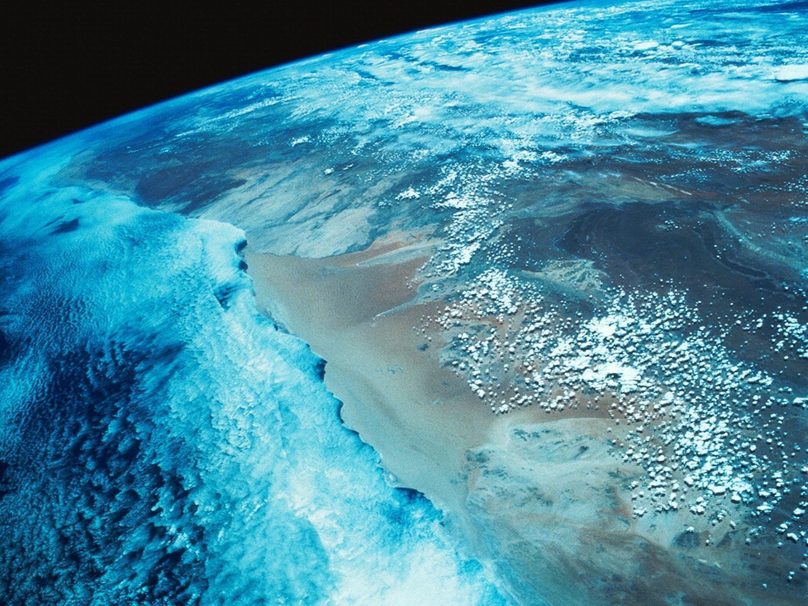 Планета земля крым. Вид земли из космоса. Тихий океан вид из космоса. Индийский океан из космоса. О земле и космосе.