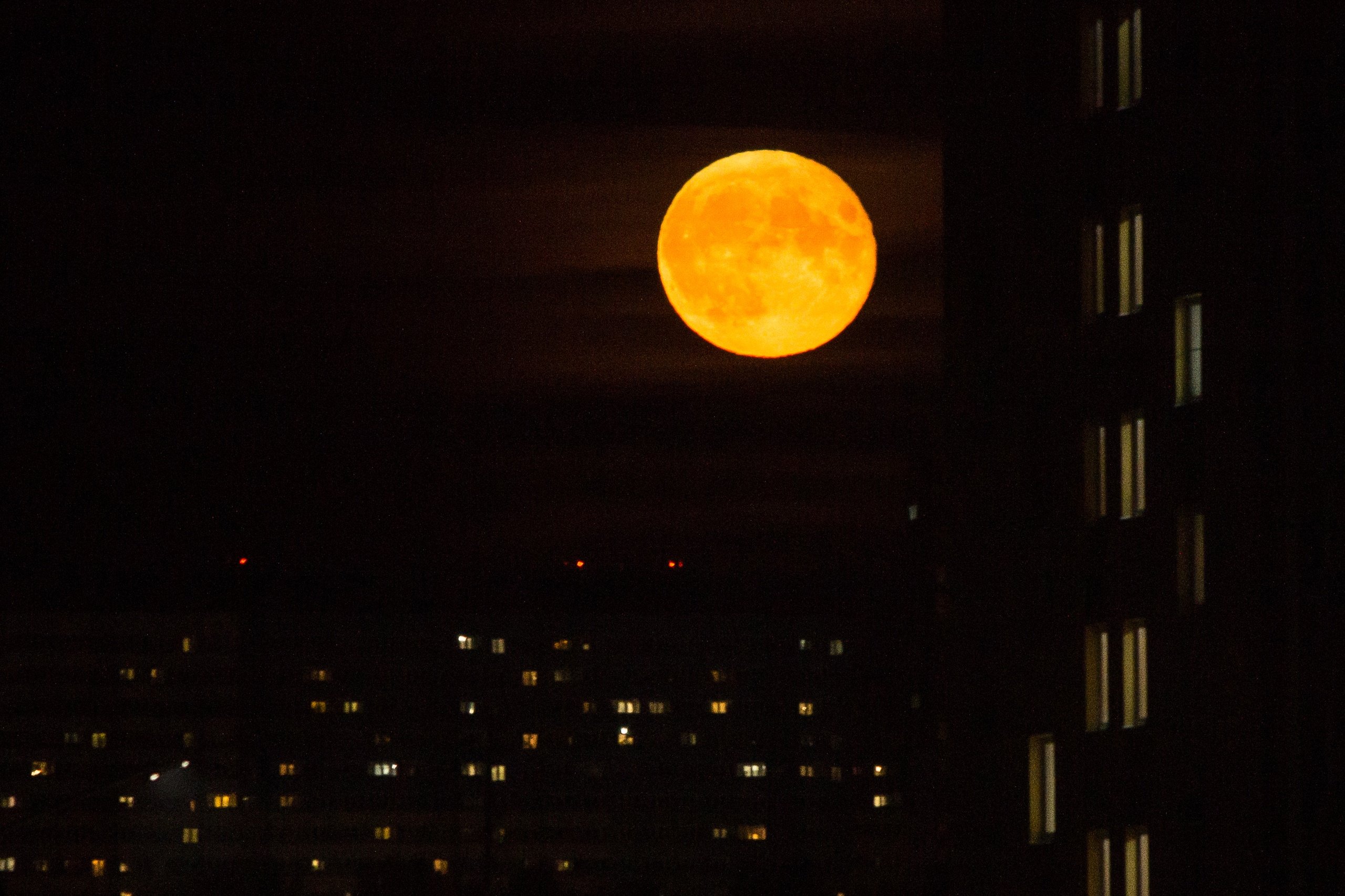 Большая оранжевая луна. Оранжевая Луна. Огромная оранжевая Луна. Красная Луна. Яркая Луна.