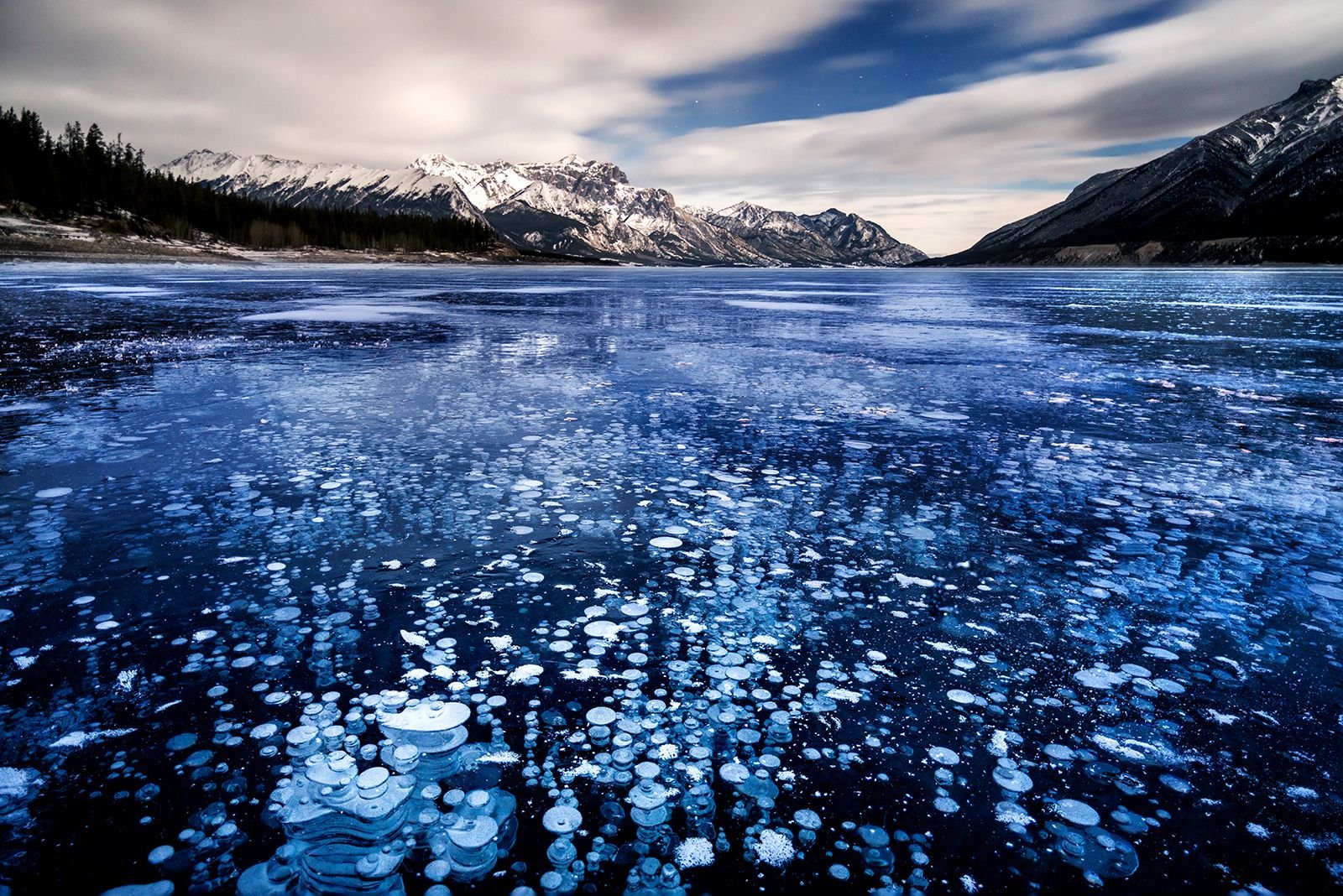 Озера озеро лед ледяной. Озеро Эйбрахам в Канаде. Ледяные пузыри озера Абрахам Канада.