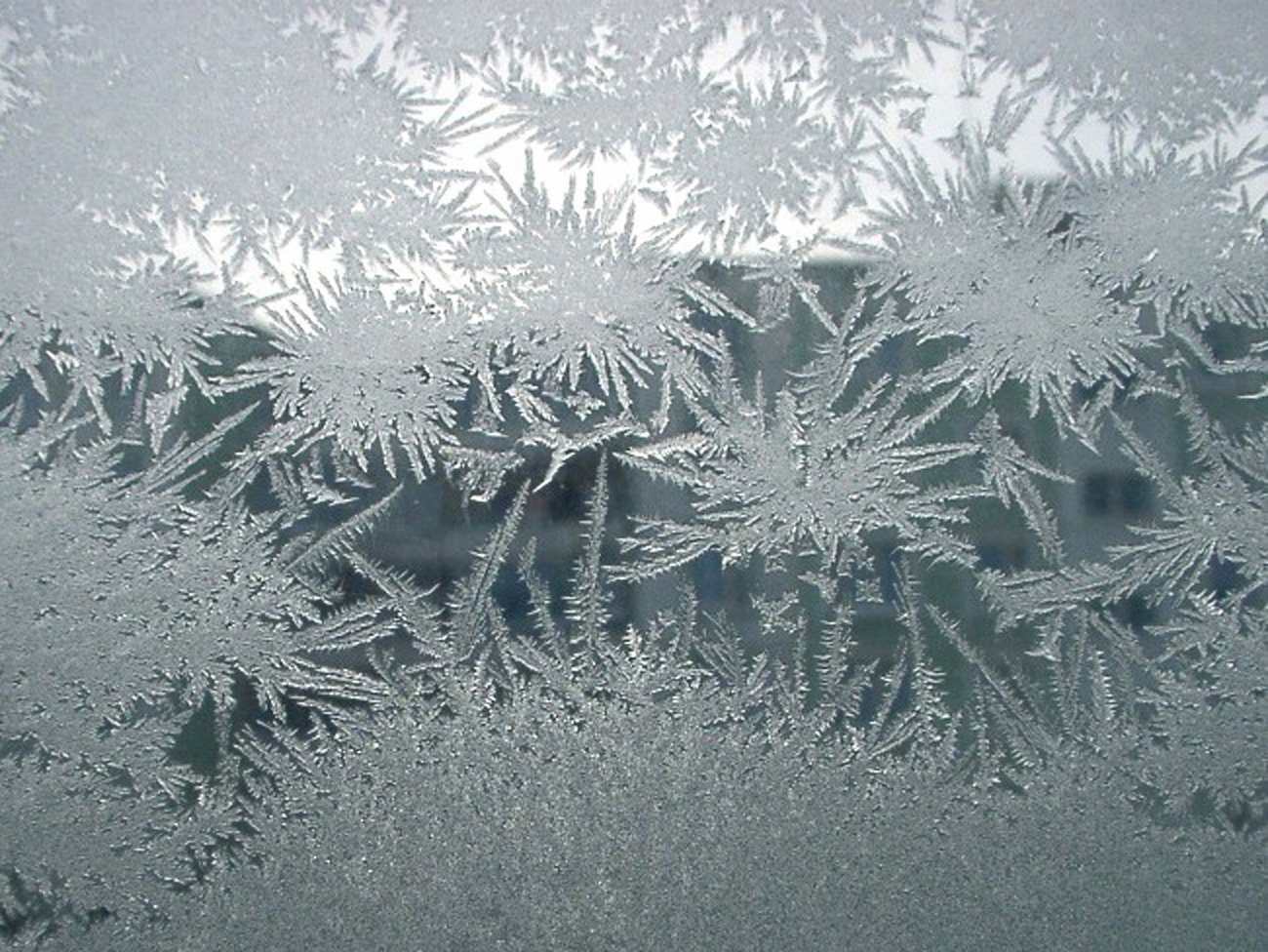 Снежок стекло. Морозные узоры. Морозные узоры на стекле. Снежные узоры. Снежинки на стекле.