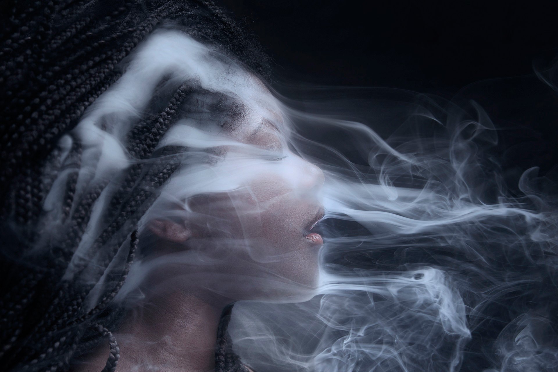 Пошел дымок дымок окутал потолок. Дым. Девушка в дымке. Женщина из дыма. Человек из дыма.