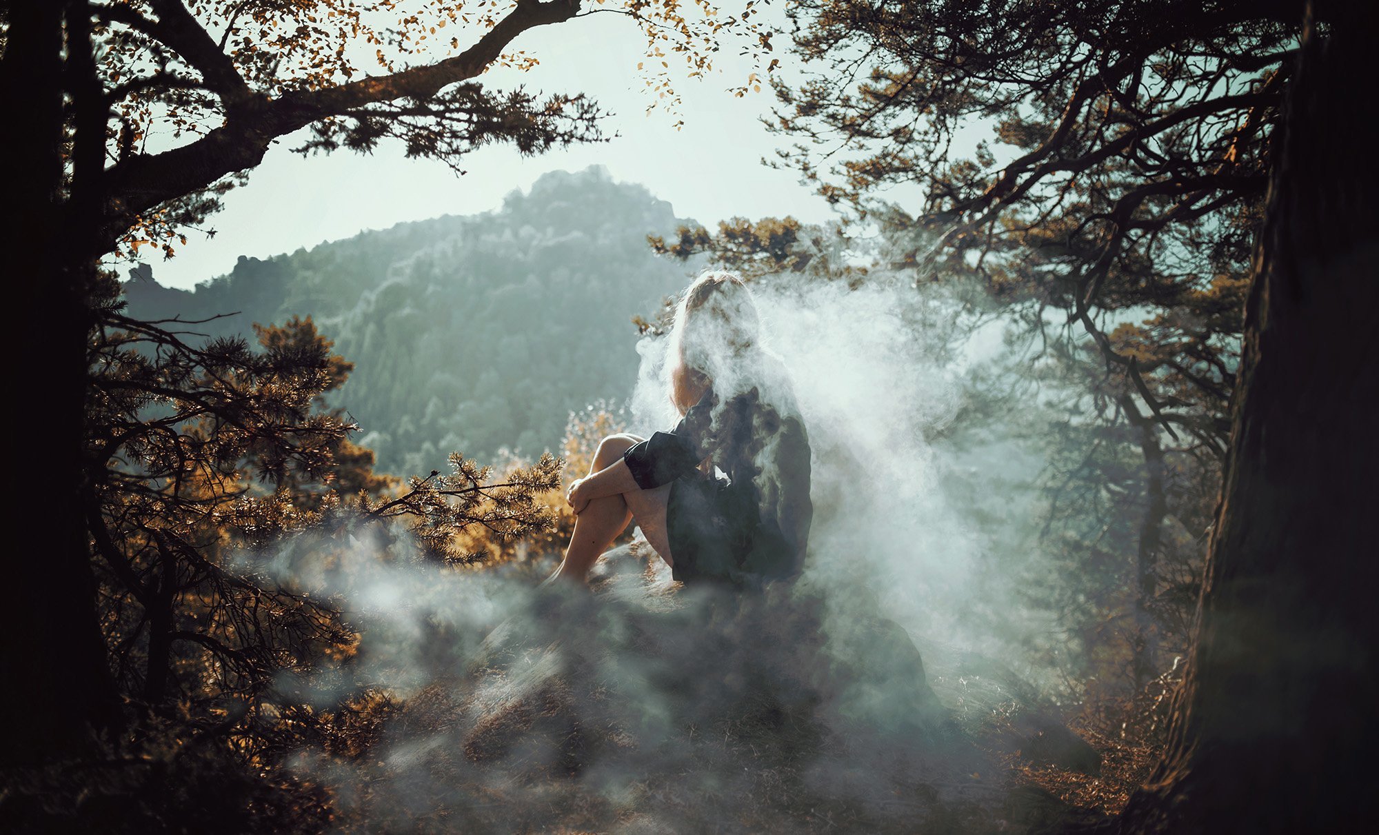 Музыка в голове туман на душе. Девушка в тумане в лесу. Атмосферная фотосессия. Девушка горы туман. Фотосессия в тумане.