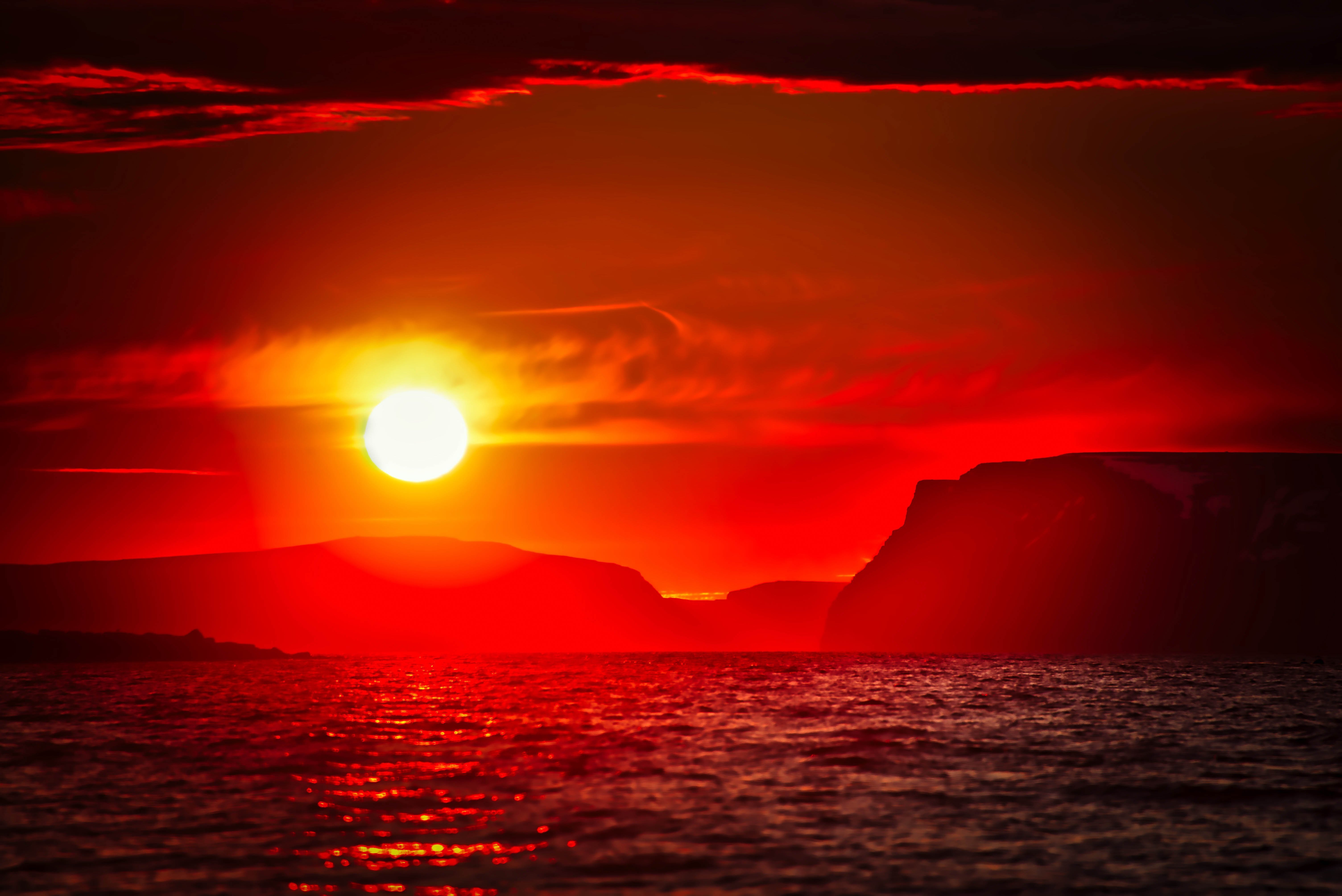 Красный закат предложение. Красный закат. Красный закат на море. Красное солнце на закате. Багровый закат.