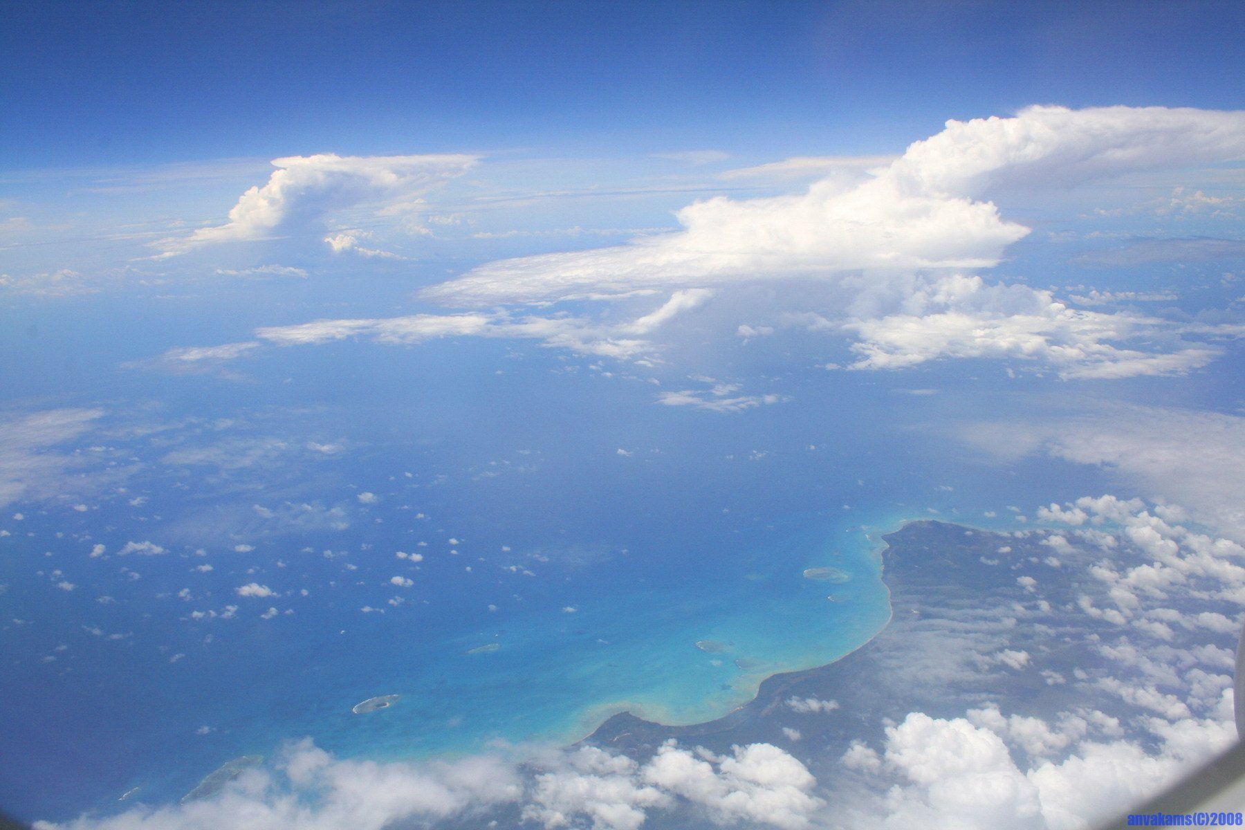 Полет через океан. Самолет в небе. Вид с самолета на океан. Небо вид из самолета. Облака над морем.
