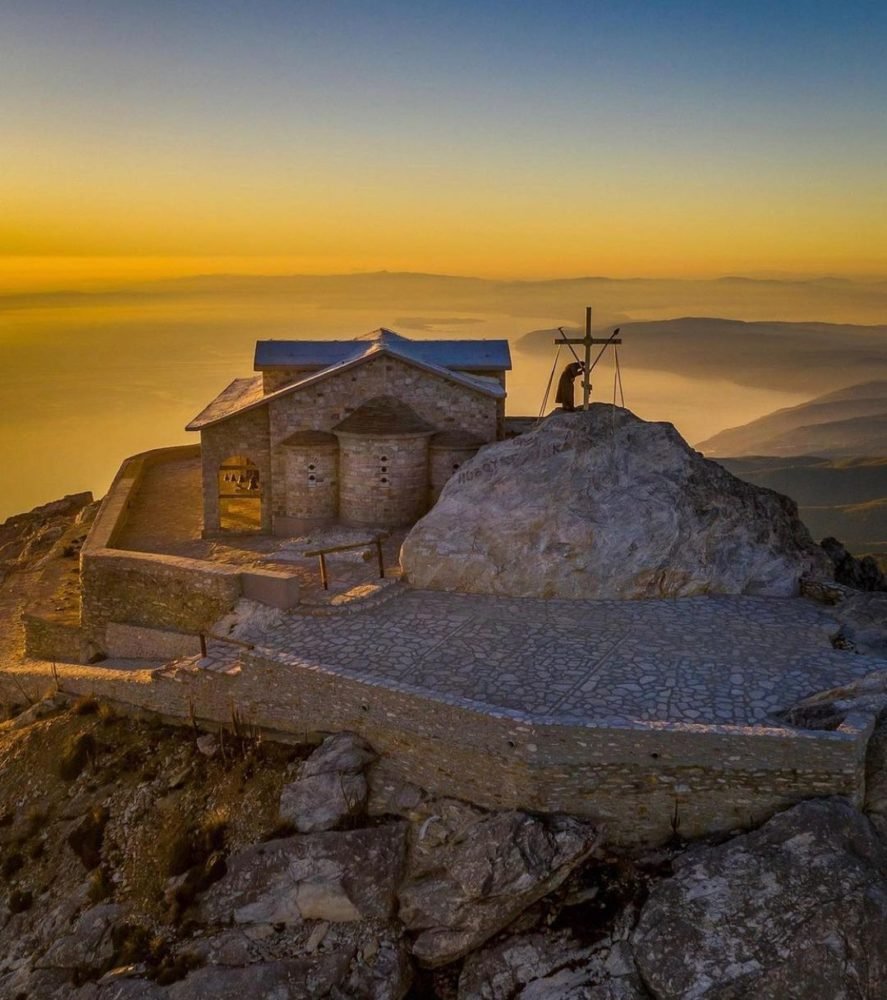 Храм на вершине горы Афон