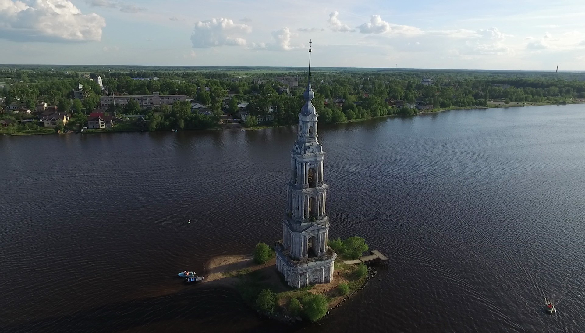 Москва калязин. Река Волга Калязин. Калязин города на Волге. Калязин центр города. Калязин остров на Волге.