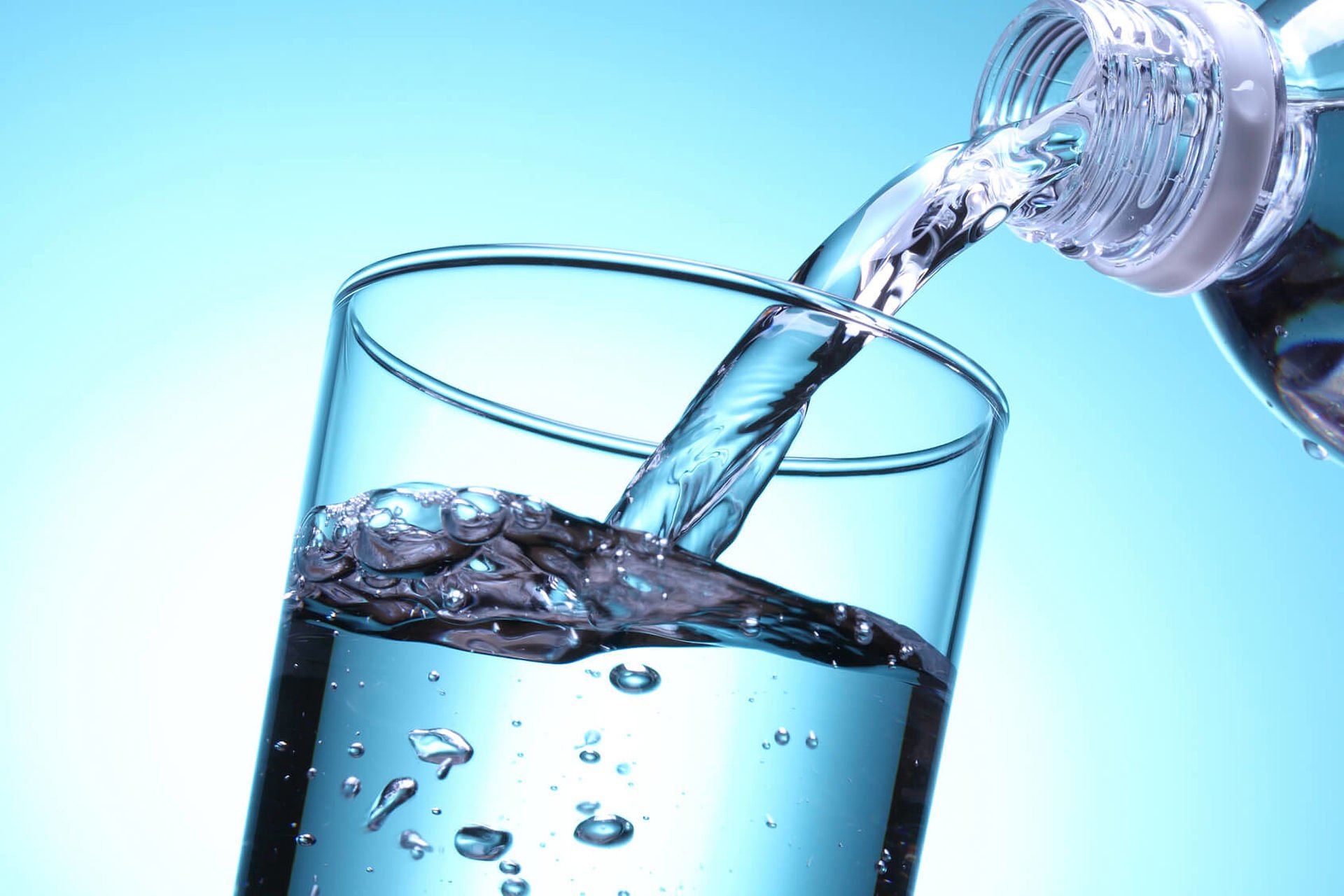 Фирмы питьевой воды. Питьевая вода. Чистая питьевая вода. Питьевое водоснабжение. Минеральная вода в стакане.