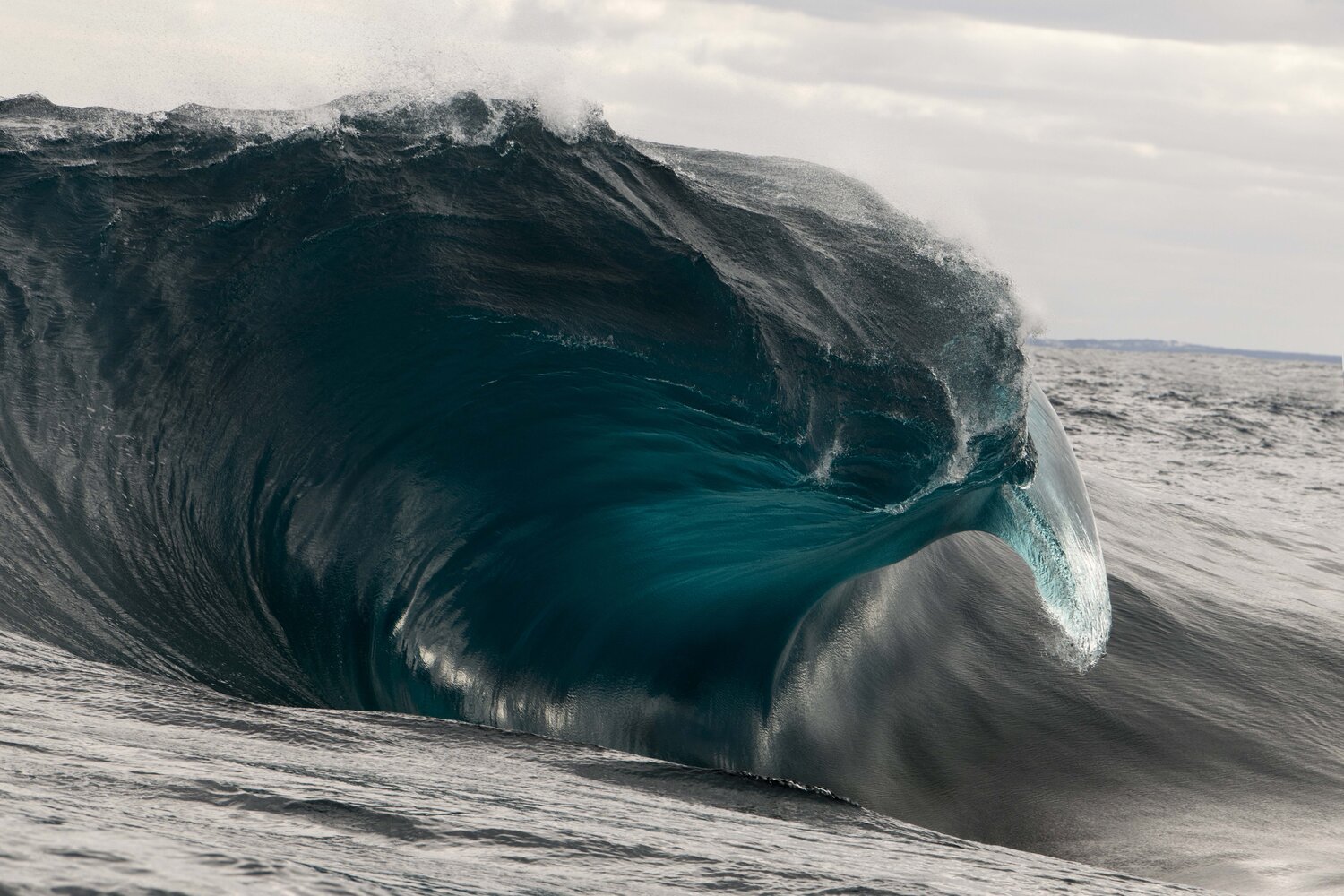 Волны огромные страшные. Бискайский залив волны убийцы. РЕН МАКГАНН волны Австралии. Волна Джоуз. Огромные волны в океане.