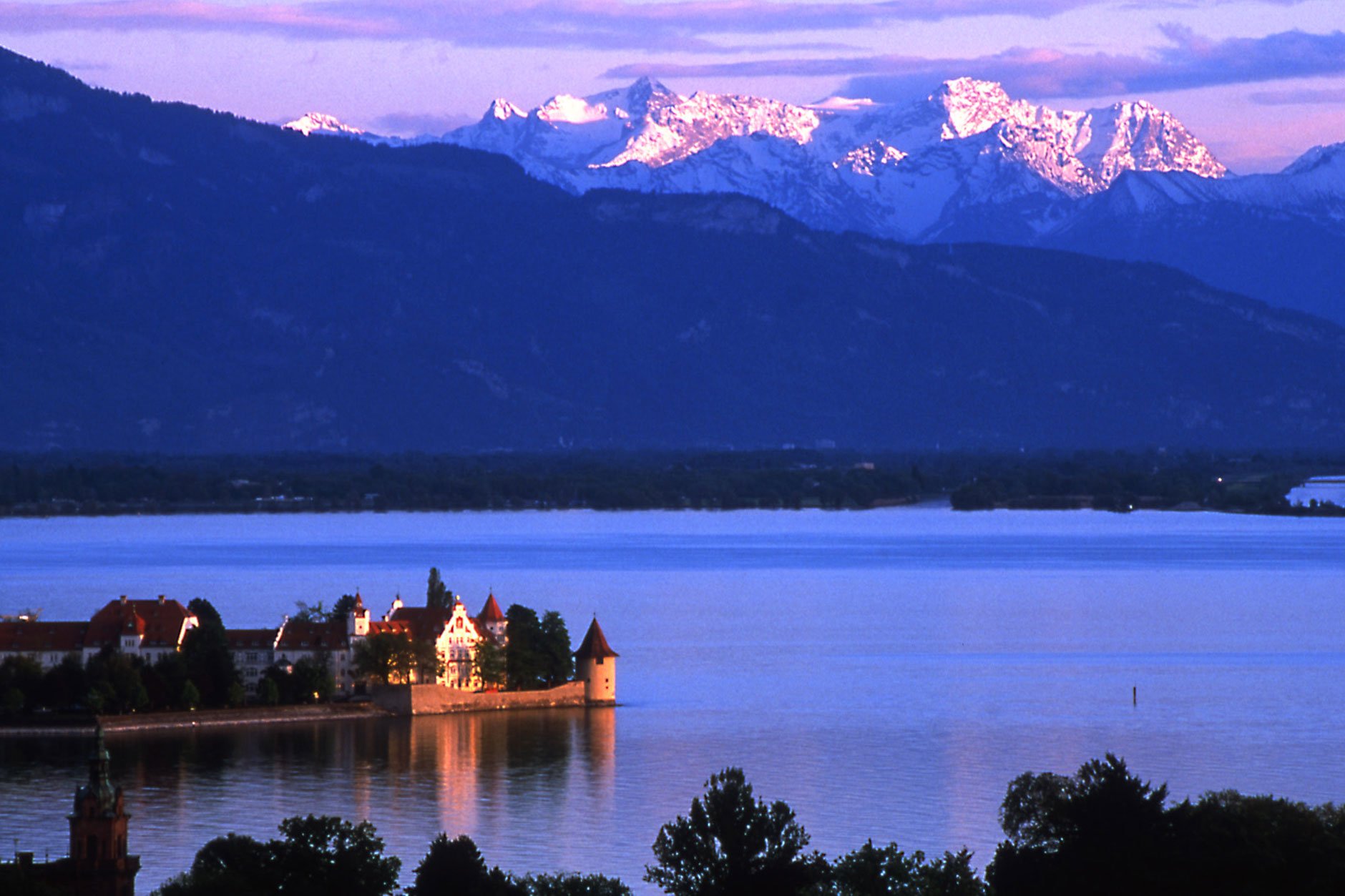 Водохранилища европы. Боденское озеро Германия. Боденское озеро Швейцария. Боденское озеро Австрия. Боденское озеро Бавария.