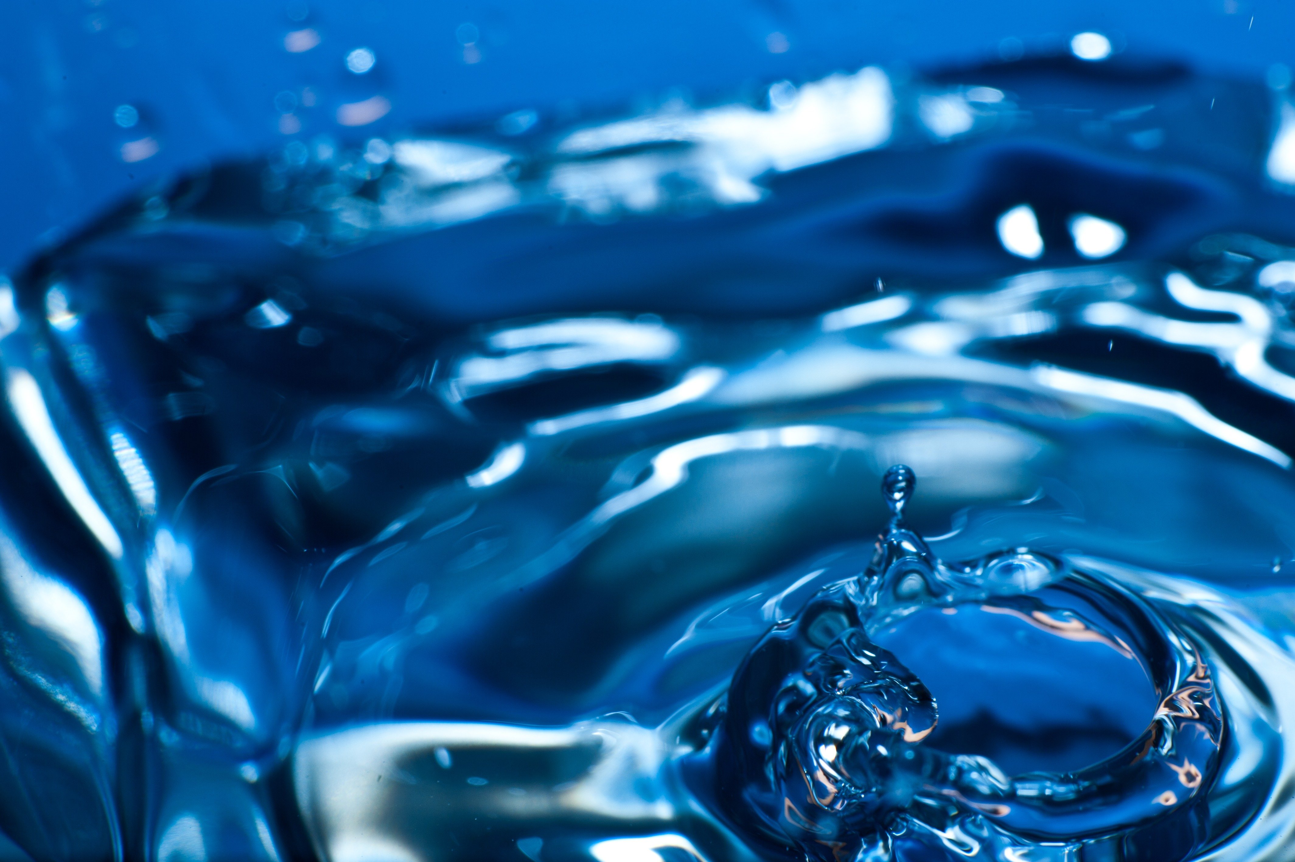 Картинка вода 4. Красивая вода. Синяя вода. Вода картинки. Синяя жидкость.