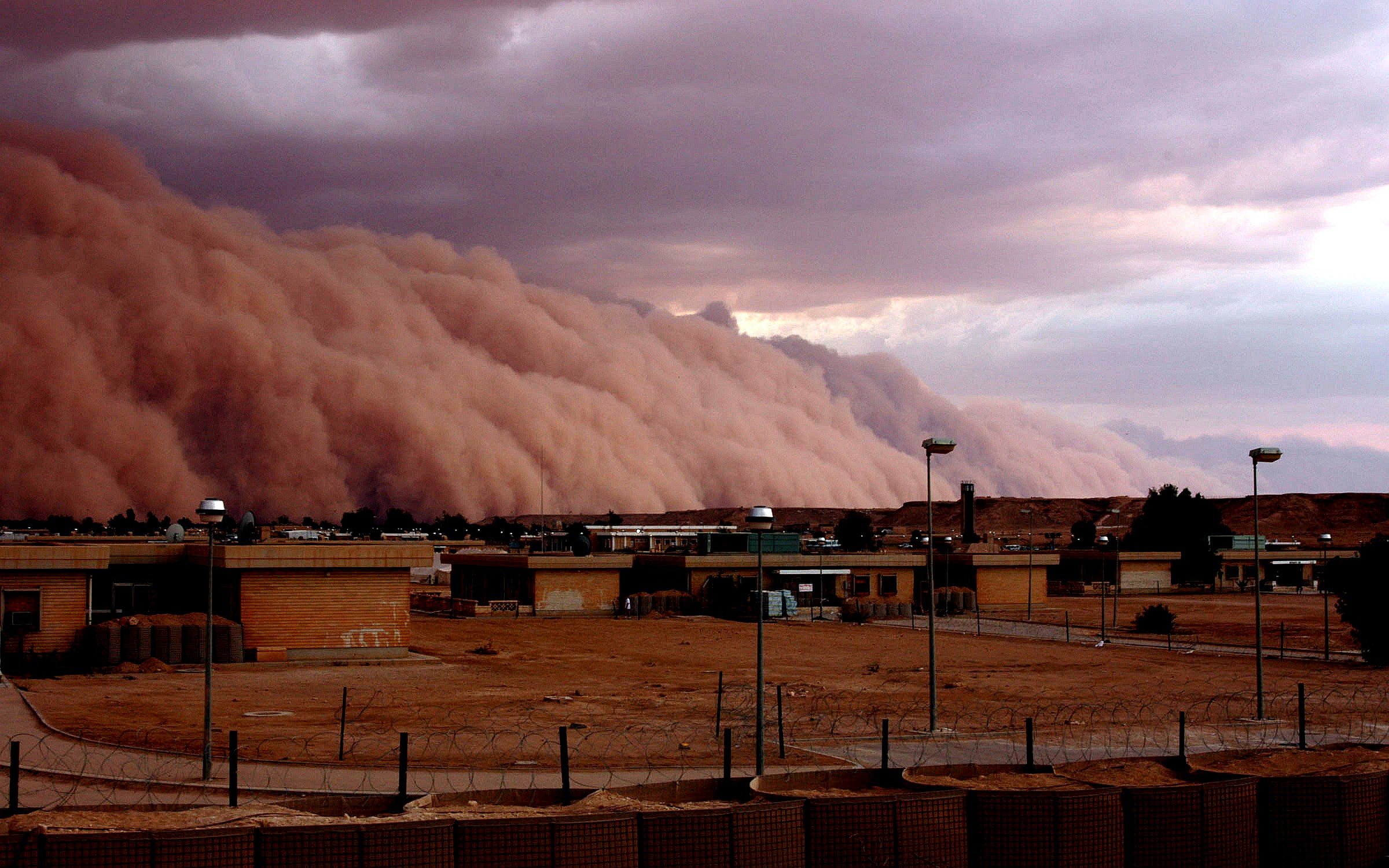 Бури лабинск. Песчаные и пыльные бури. Самум буря. Песчаная буря в Дубае. Песчаная буря Хабуб.