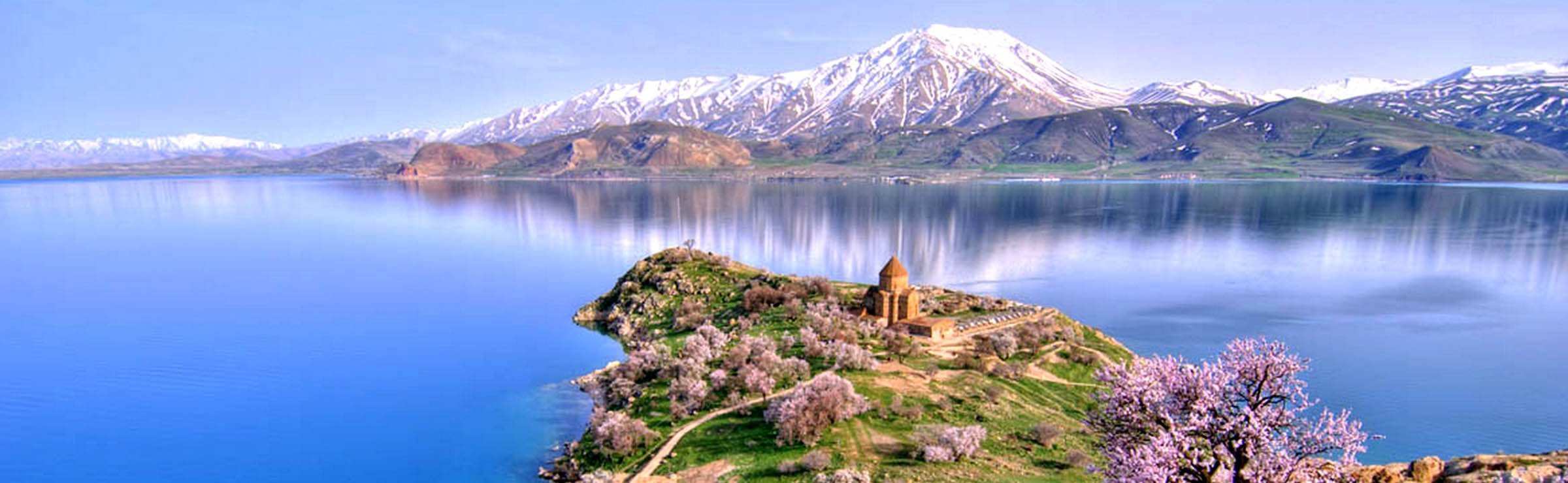 Озеро Севан цветы Арарат