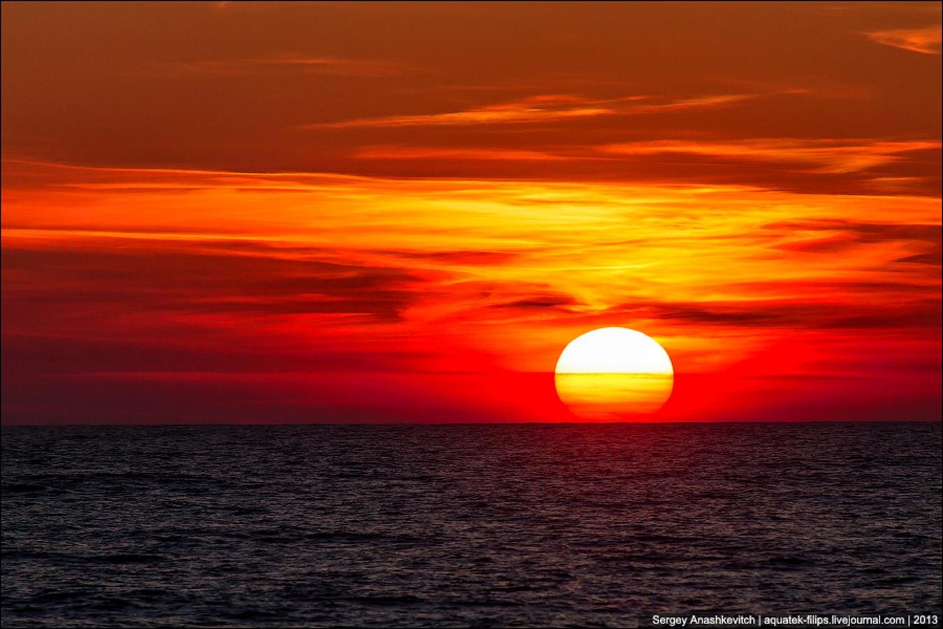 Вечером перед закатом солнца. Закат солнца. Закат большое солнце. Красный закат. Красное солнце.