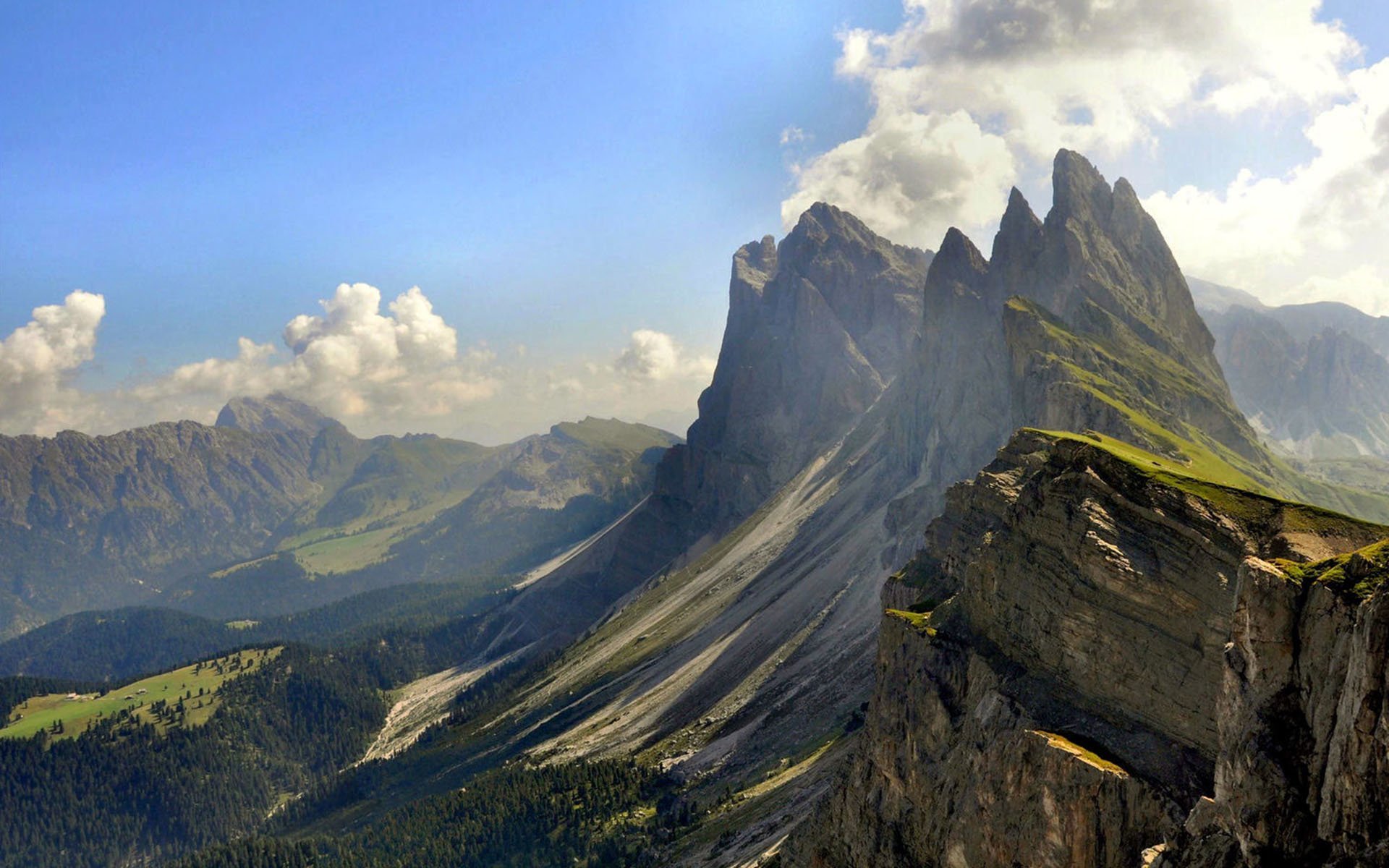 Величавый величественный. Доломитовые Альпы скалы. Гора Сечеда Вальгардена Италия. Природный парк Пуэц Одле Доломитовые Альпы Италия. Вершины Альпов Италии.