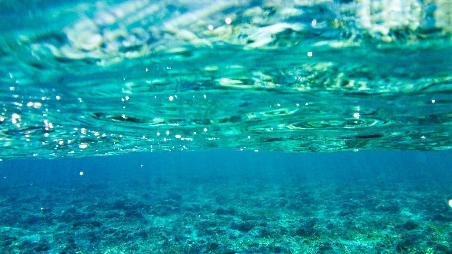 Толщи вод океанов. Океан под водой. В толще воды. Прозрачное море. Фон под водой.