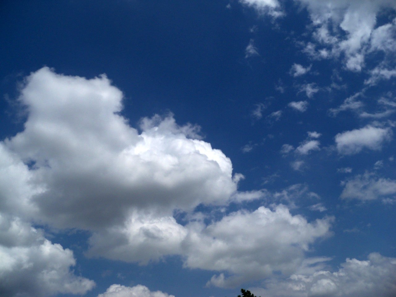 Пушистые облака проплывают. Облака. Пушистые облака. Небо с пушистыми облаками. Белые пушистые облака.