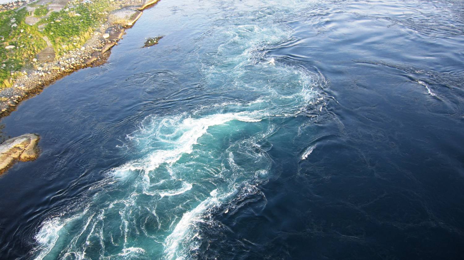 Самое мощное теплое течение в океане. Водоворот Сальстраумен. Водоворот мальстрём, Норвегия. Мессинский пролив водовороты. Пролив Сальстраумен.