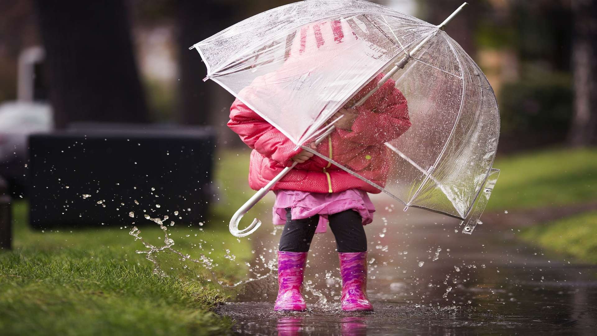 Дождь по лужам. Зонтик для детей. Зонт под дождем. Дети под зонтом. Девочка с зонтиком.