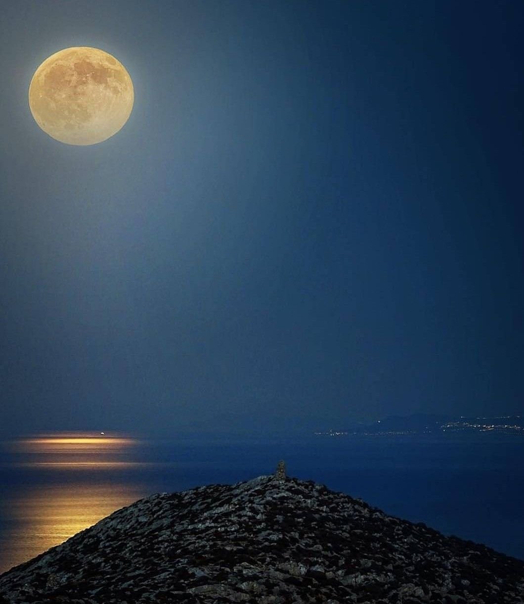 Полнолуние небо. Луна и звезды. Ночное небо с луной. Фото Луны. Лунное небо.
