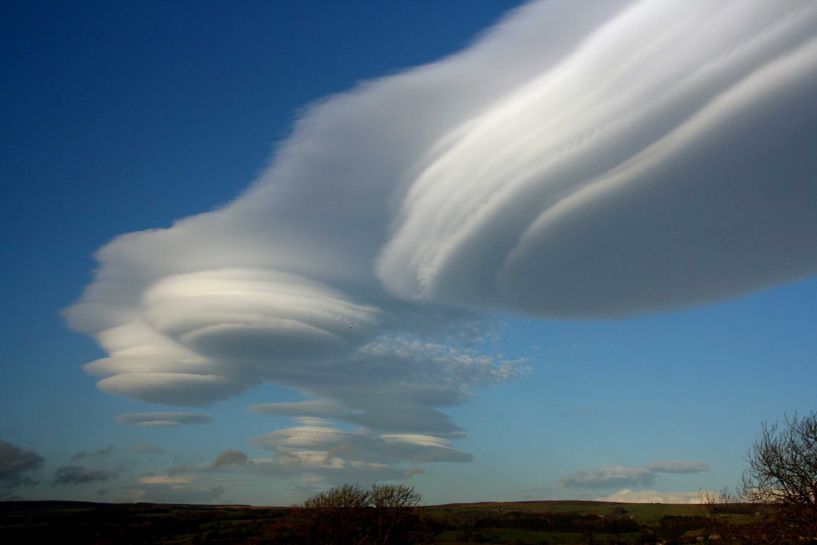 Как появилось небо. Altocumulus lenticularis. Высококучевые чечевицеобразные облака. Редкие облака. Странные облака.