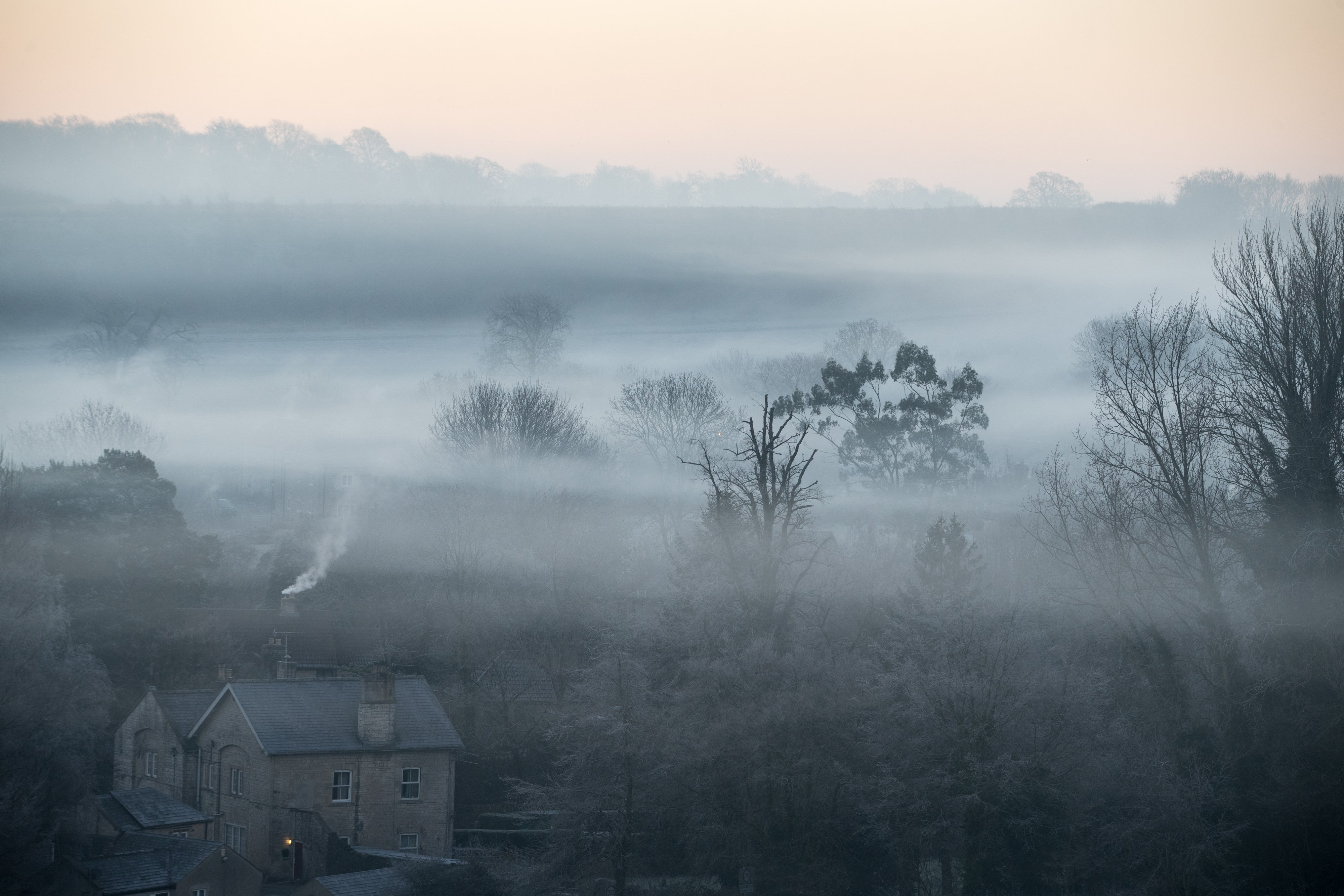 Зрение глаза туман. Великобритания туманный Альбион. Туманная Англия деревня. Туманный пейзаж. Деревня в тумане.