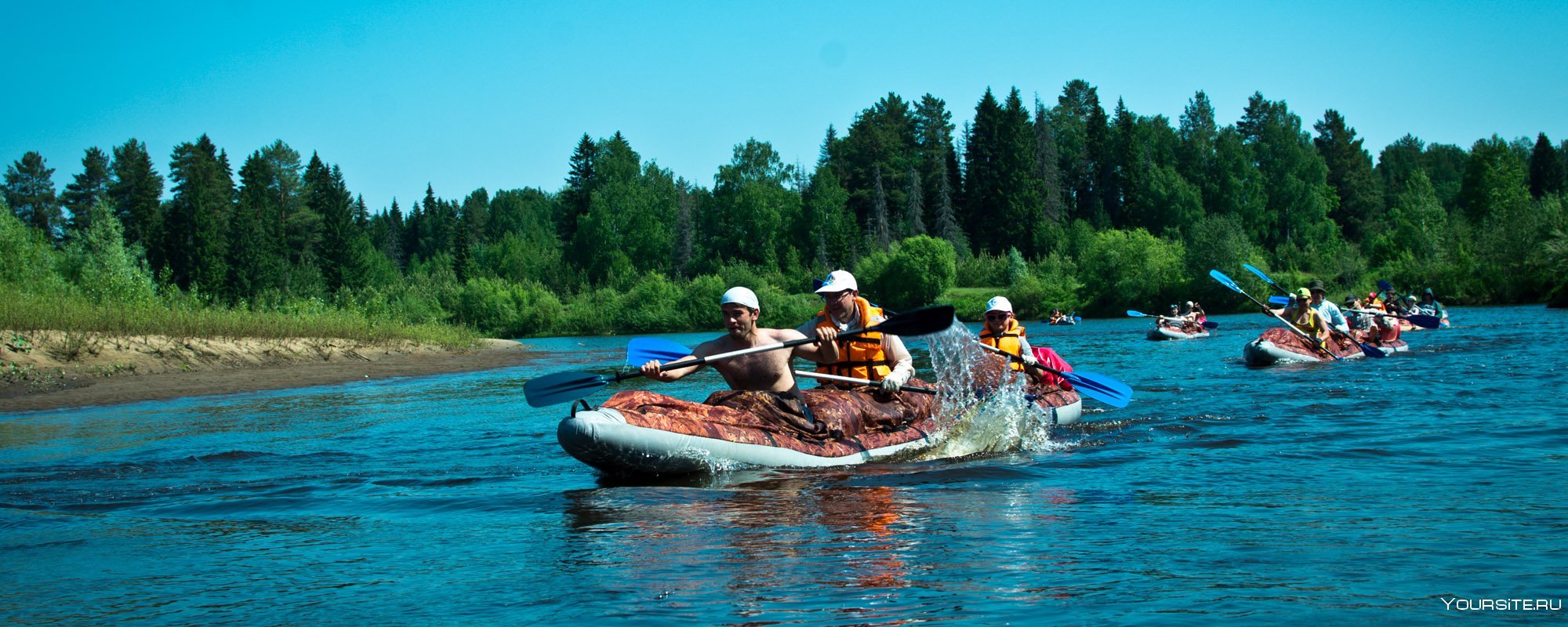 Туристы плыли по озеру на лодке. Река Кильмезь сплав. Сплавы Кильмезь. Рафтинг Таруса. Сплав по реке Вятка.
