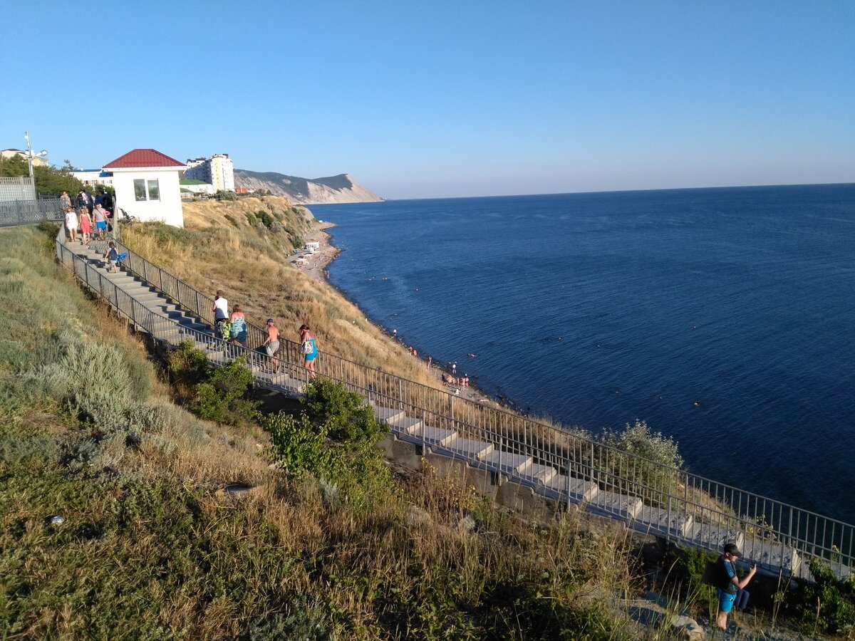 Высокий берег анапа. Анапа высокий берег спуск к морю. Анапа спуск к пляжу высокий берег. Спуск высокий берег Анапа. Высокий берег Анапа спуск лестница.