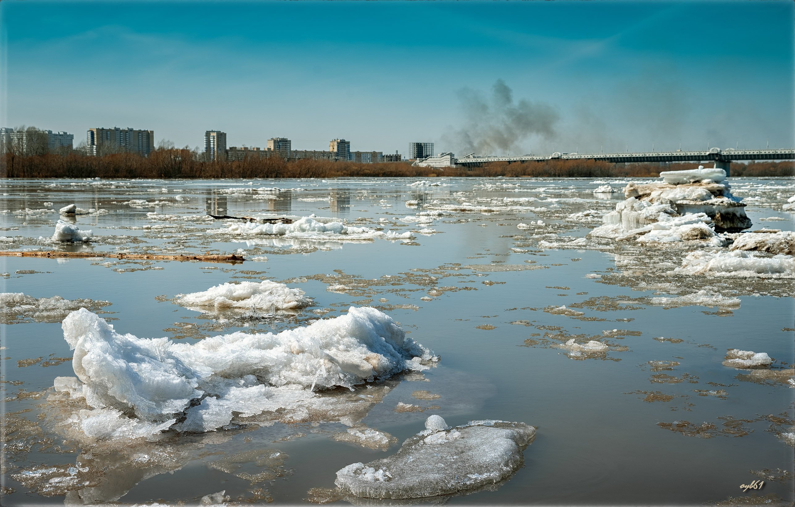 Начало ледохода реки. Ледоход на реке Волга. Ледоход весной в Омске. Ледоход в Астрахани.