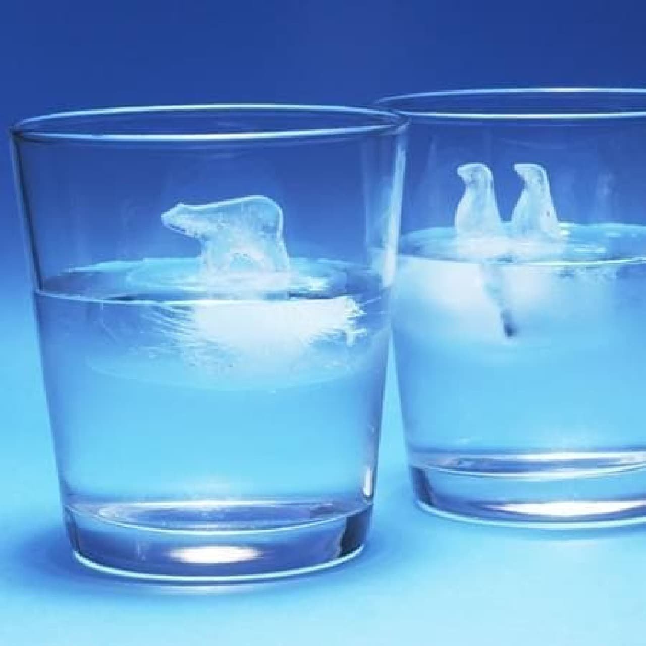 Легкое в воде не тонет. Стакан воды со льдом. Лед в стакане. Кубик льда в стакане с водой. Бокал со льдом.