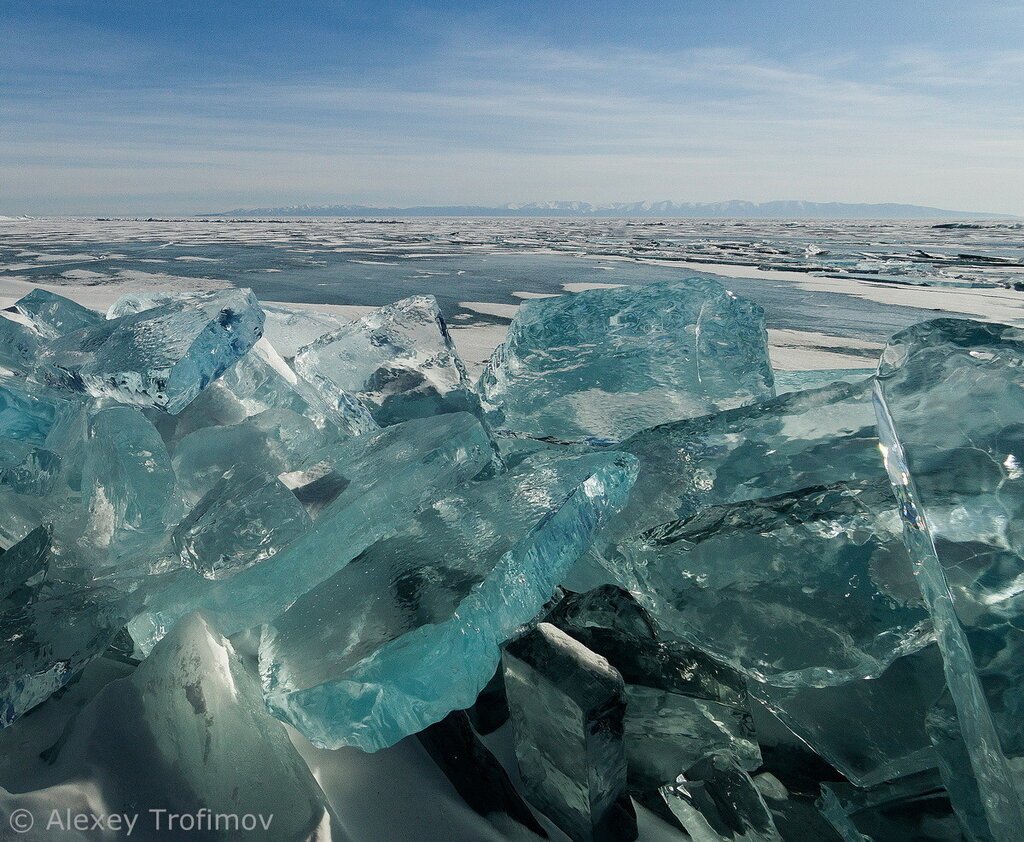 Лед картинки. Бирюзовый лёд озера Байкал. Бирюзовый лед на Байкале. Кристальный лед Байкала. Озеро Байкал зимой. Бирюзовый лед.