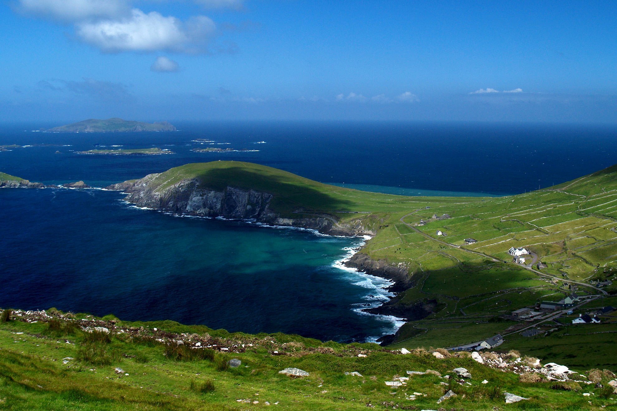 New ireland. Полуостров Дингл Ирландия. Остров иннисфана Ирландия. Графство Керри Ирландия. Изумрудный остров Ирландия.