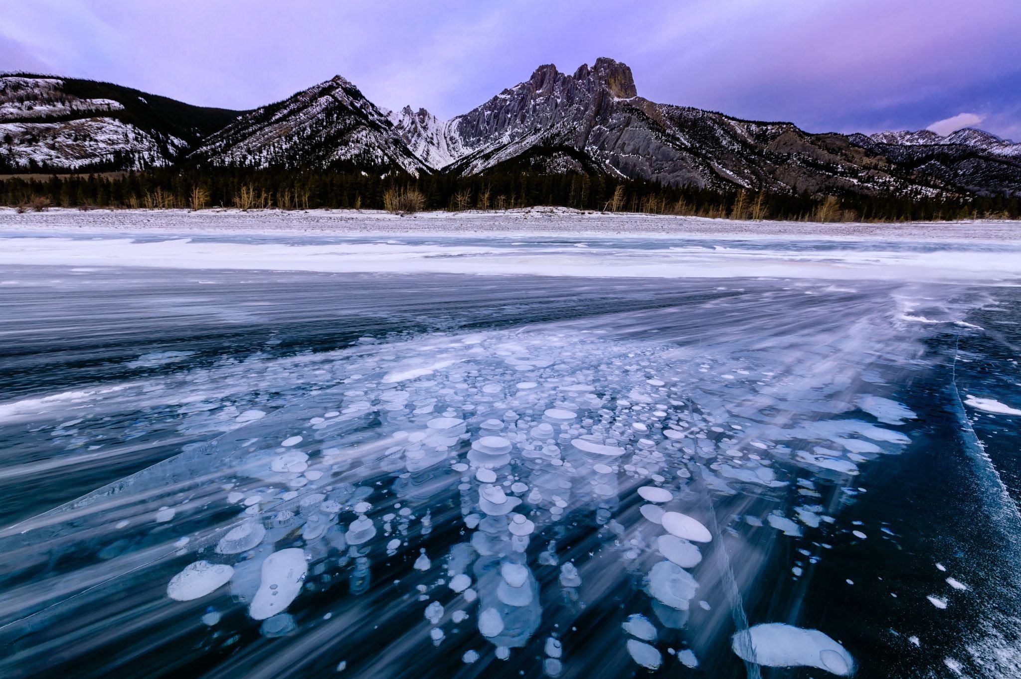 Пузырьки на байкале. Озеро Эйбрахам в Канаде. Голоустное Байкал пузырьки. Озеро Байкал подо льдом.