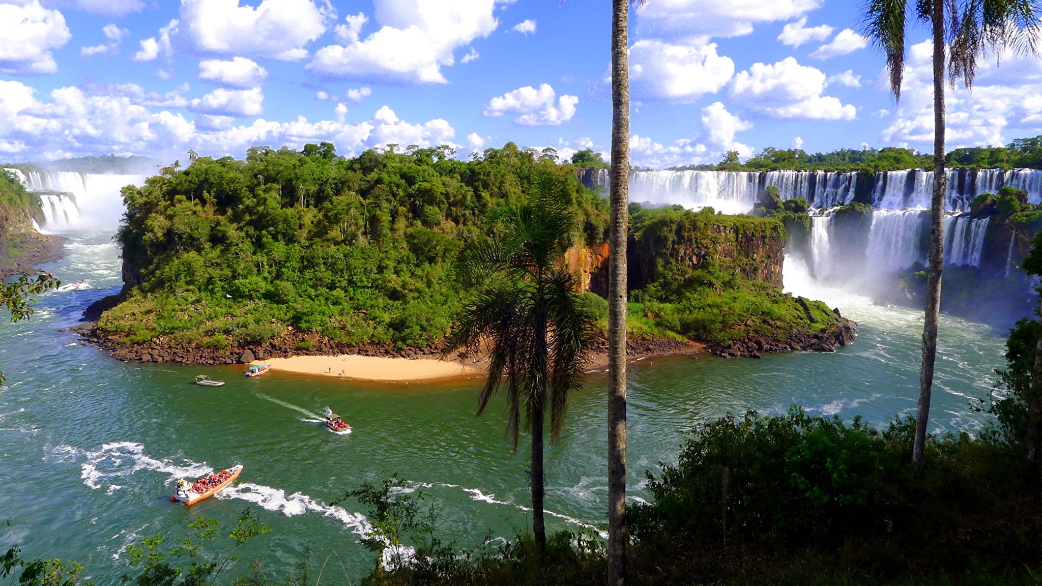 Природные воды бразилии. Водопад на Амазонке Игуасу. Река Игуасу Бразилия. Природа Бразилии Игуасу. Природа с водопадами Игуасу.