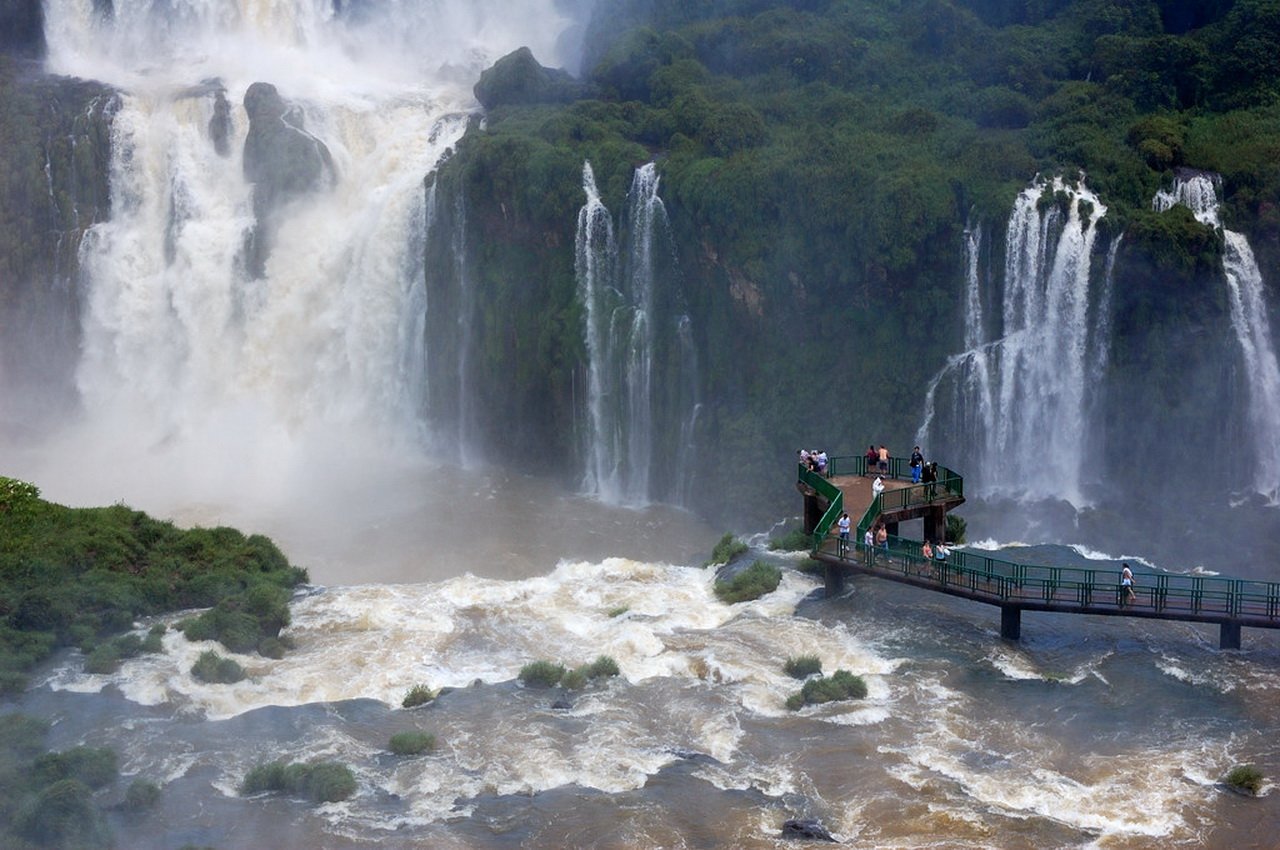 Туризм водопады. Водопад на Амазонке Игуасу. Водопады Игуасу Аргентина Бразилия. Чудеса света водопад Игуасу. Игуасу национальный парк Аргентина смотровая.