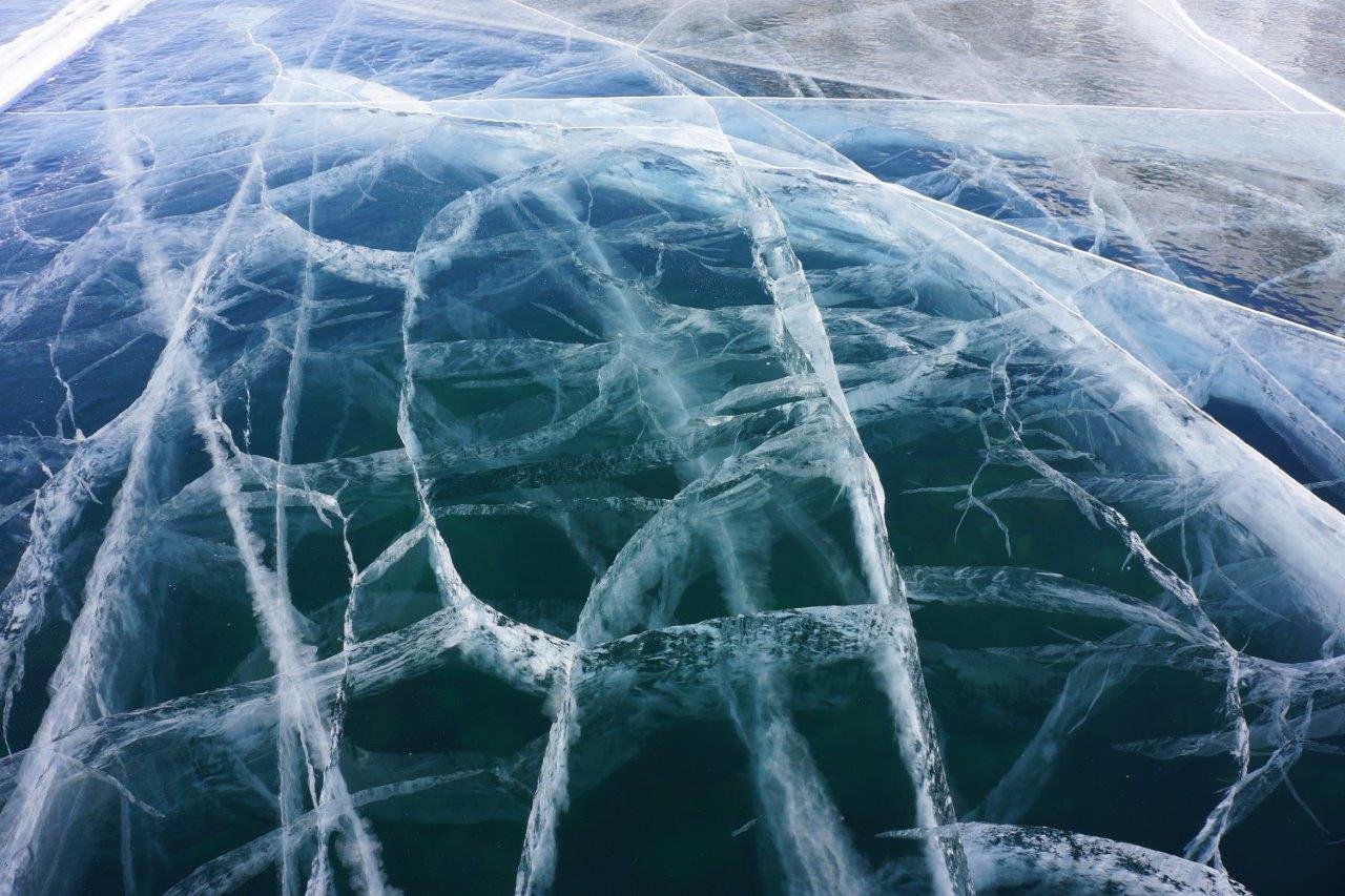 Трещины на льду. Треснувший лед. Лед трескается. Ледяные трещины.