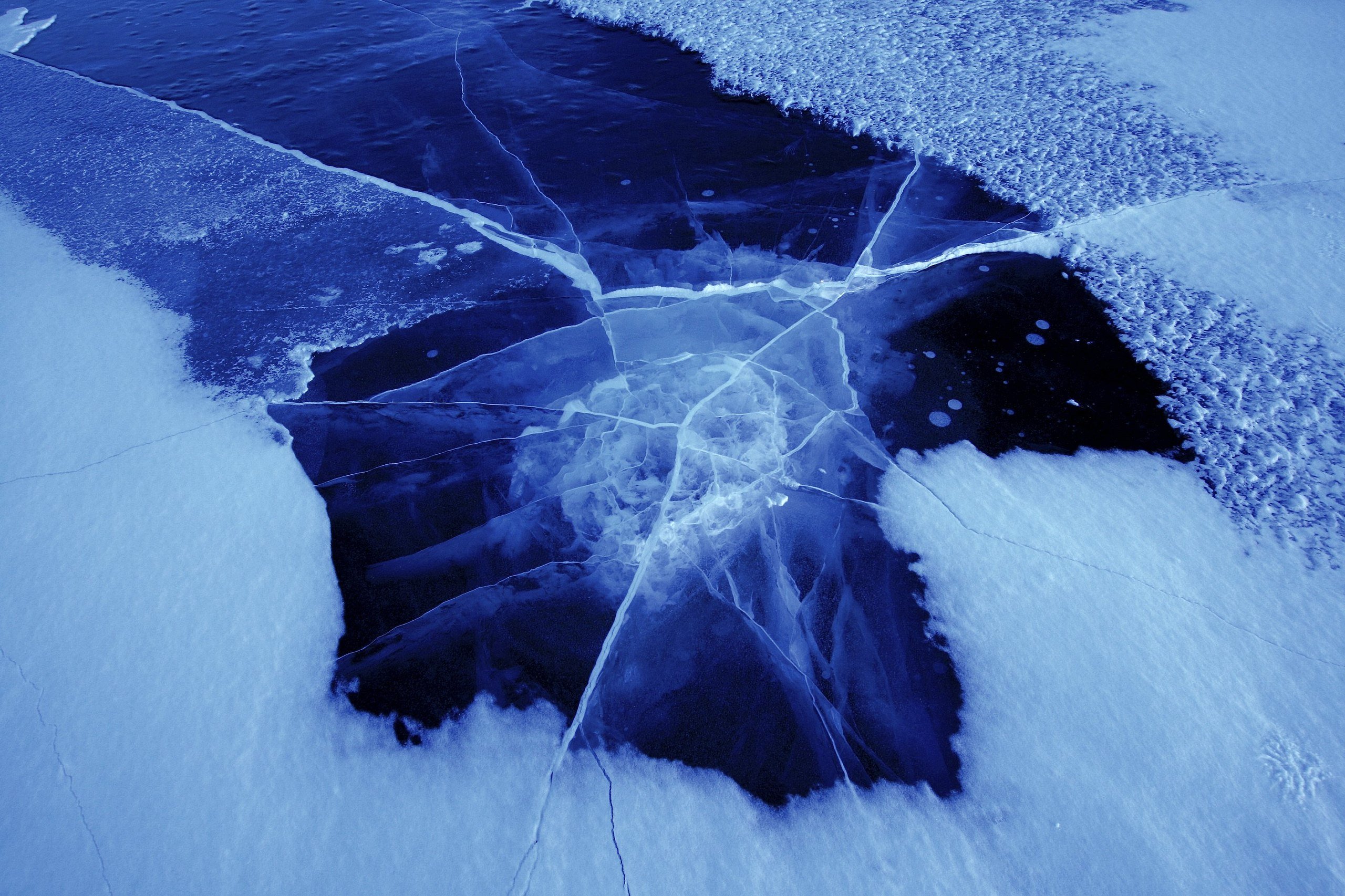 Лед разбивается. Эстетика льда и снега. Треснувший лед. Трещины на льду. Лед Эстетика.