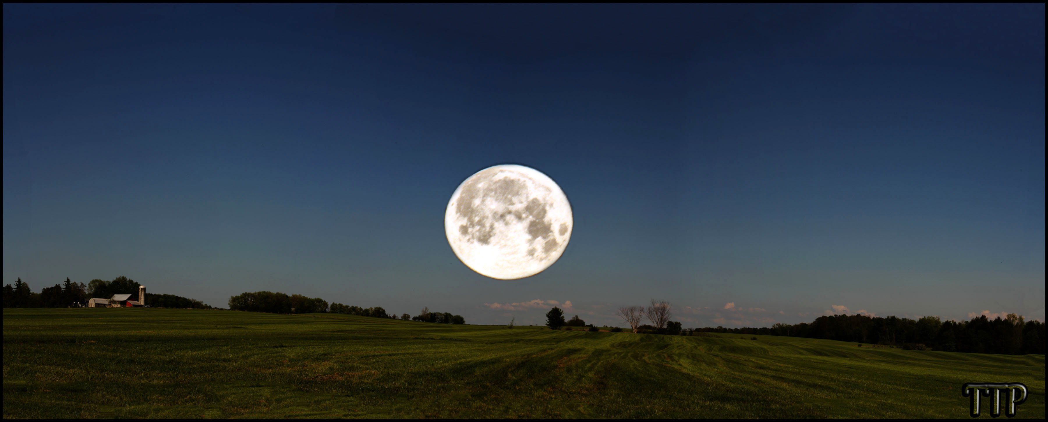 Луна над полями