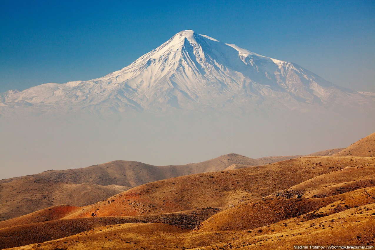 Гора арарат в армении или в турции. Араратская Долина Армения. Гора Арарат в Армении. Гора Масис Армения. Масис Арарат Армения.