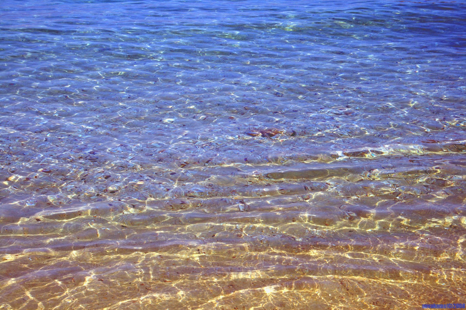 Прозрачная блестящая вода. Прозрачное море. Прозрачная вода море. Морская гладь. Море мелководье.
