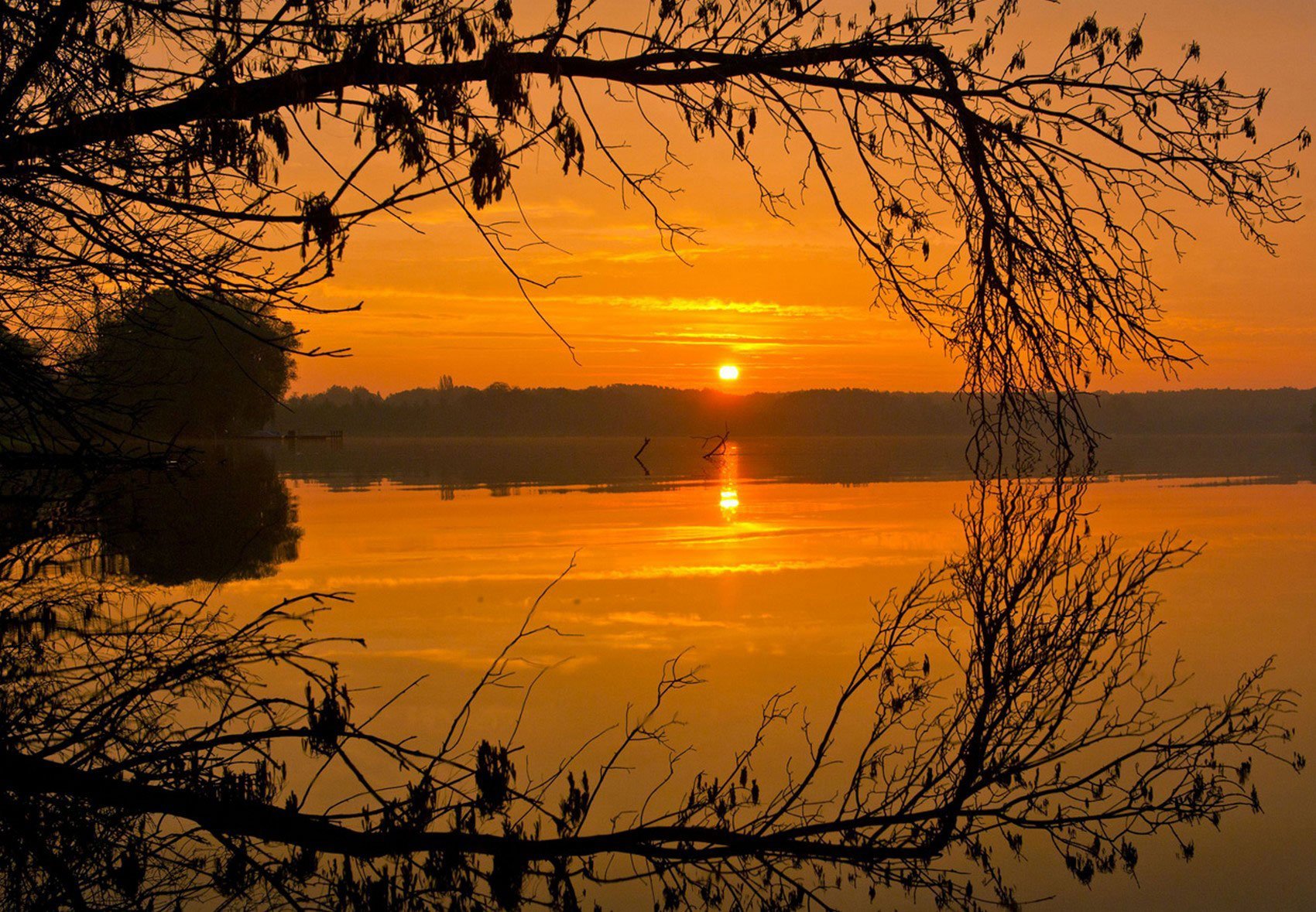 Поздний теплый вечер. Осенний закат. Закат на озере. Рассвет на озере. Осень закат.