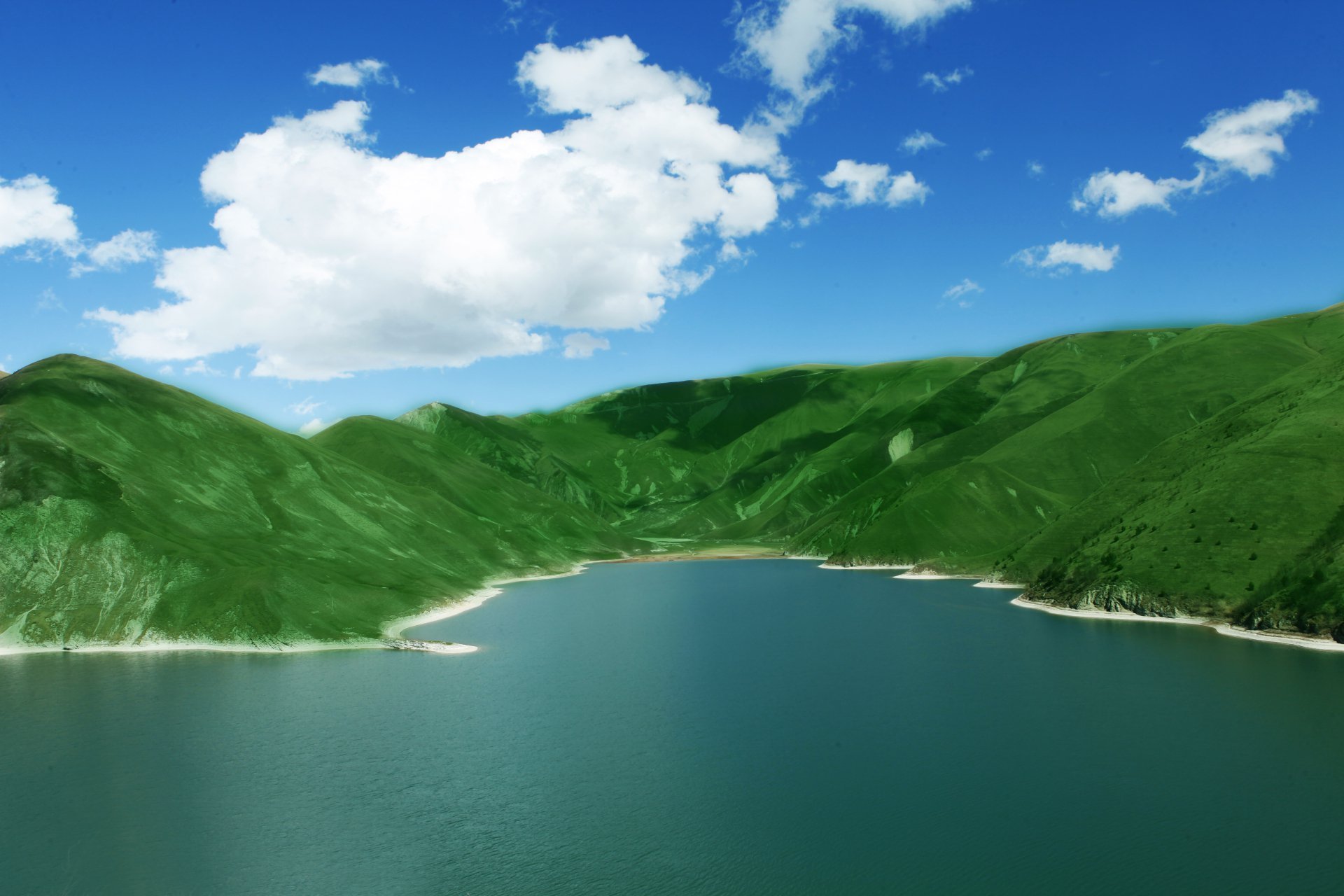 Озера чеченской республики. Озеро в Чечне Кезеной. Казеной-ам озеро. Озеро в Дагестане Казеной ам. Озеро Казеной-ам в Чечне.