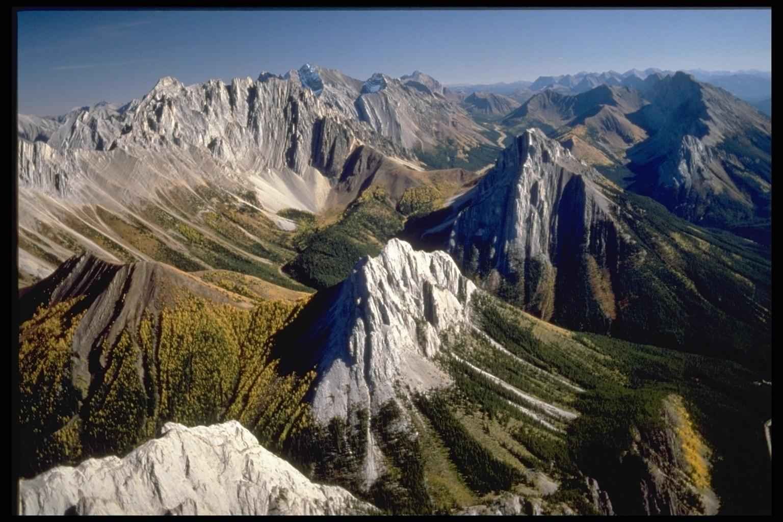 Высокие горные системы северной америки. Горы в Америке Кордильеры. Горный пояс Кордильер. Северная Америка горы Кордильеры. Южная Америка горы Западная Кордильера.