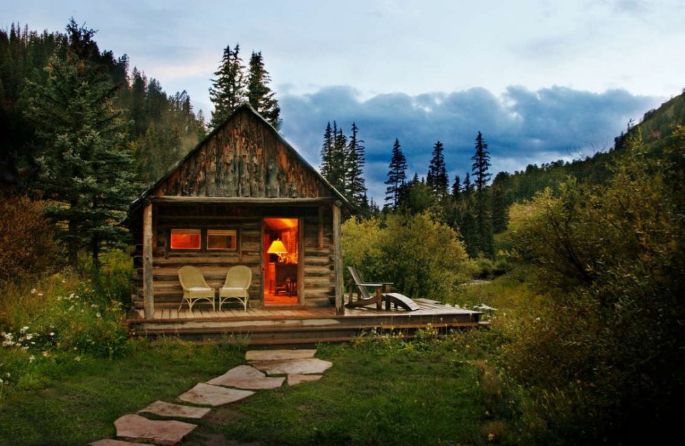 Маленький лесной домик, фото которого изменит представление о жилище