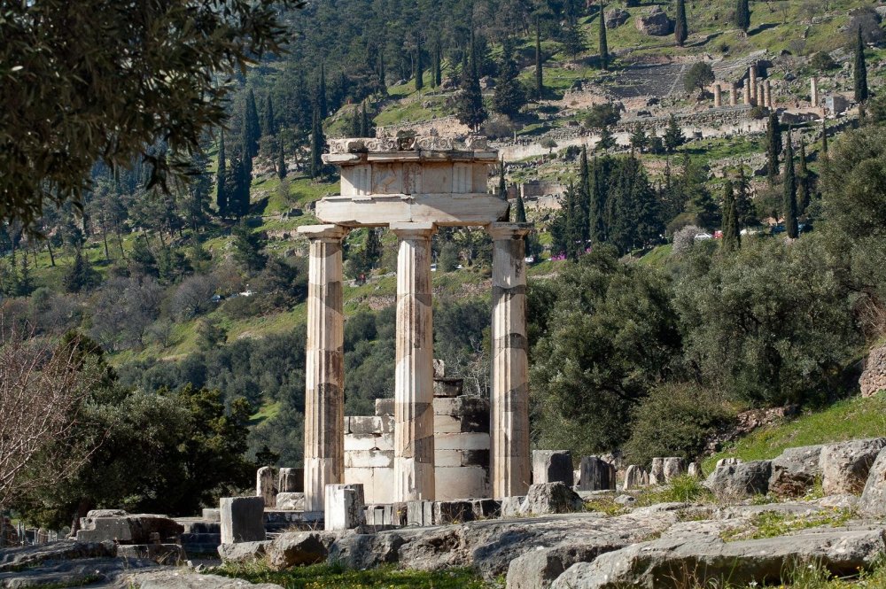 Храм Афины Пронайи в Дельфах