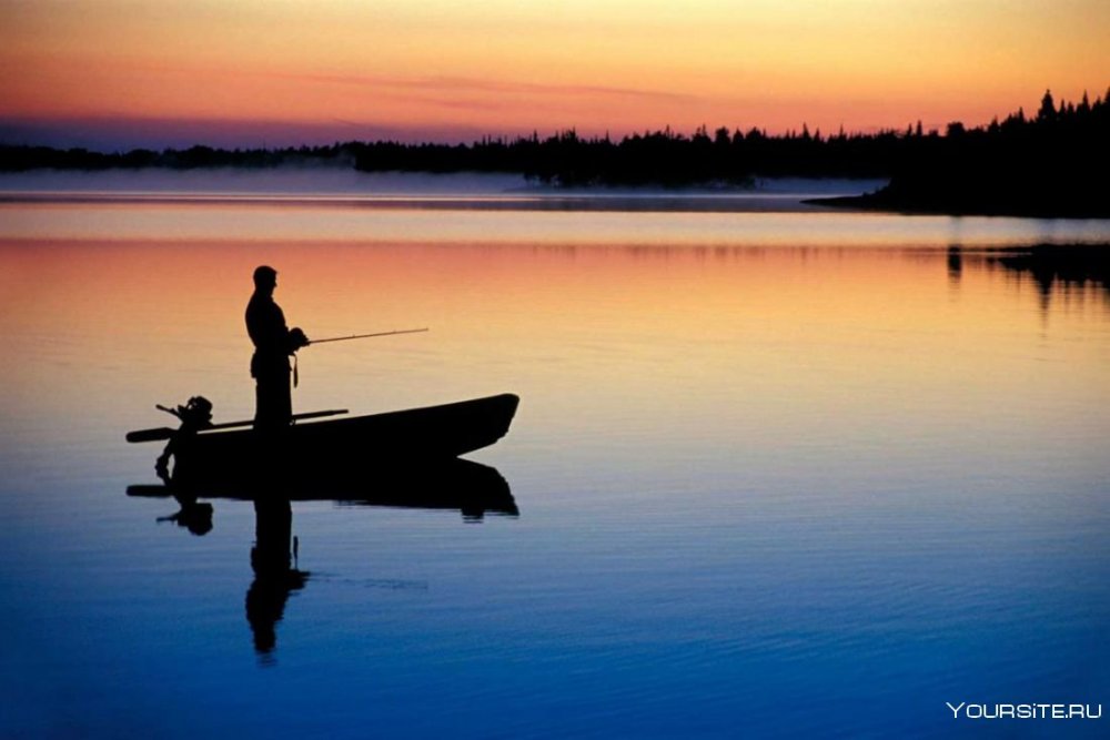 Рыбак в лодке на закате
