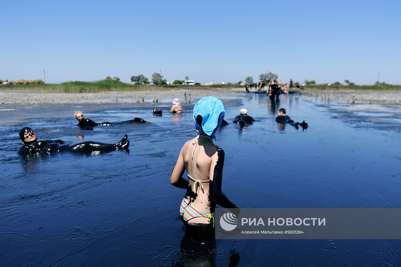 Соленое озеро грязь. Грязевое озеро Чокрак. Чокракское озеро в Крыму. Саки Крым грязевое озеро. Лечебные грязи озера Чокрак.
